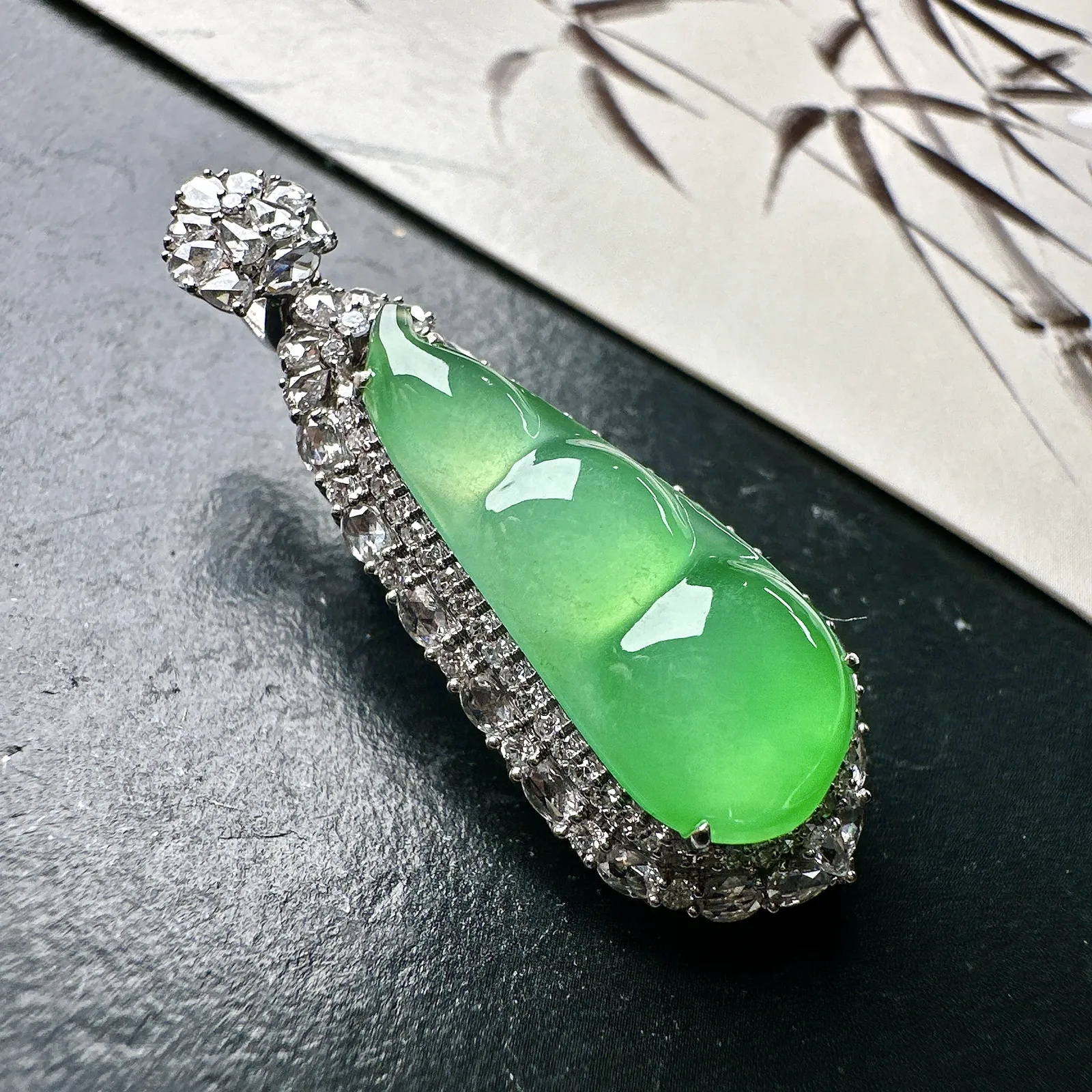 【冰种满绿福豆吊坠】种地上乘，冰感十足，通透起光，饱满圆润，18k金钻镶嵌，裸石尺寸23.7*10*4毫米。