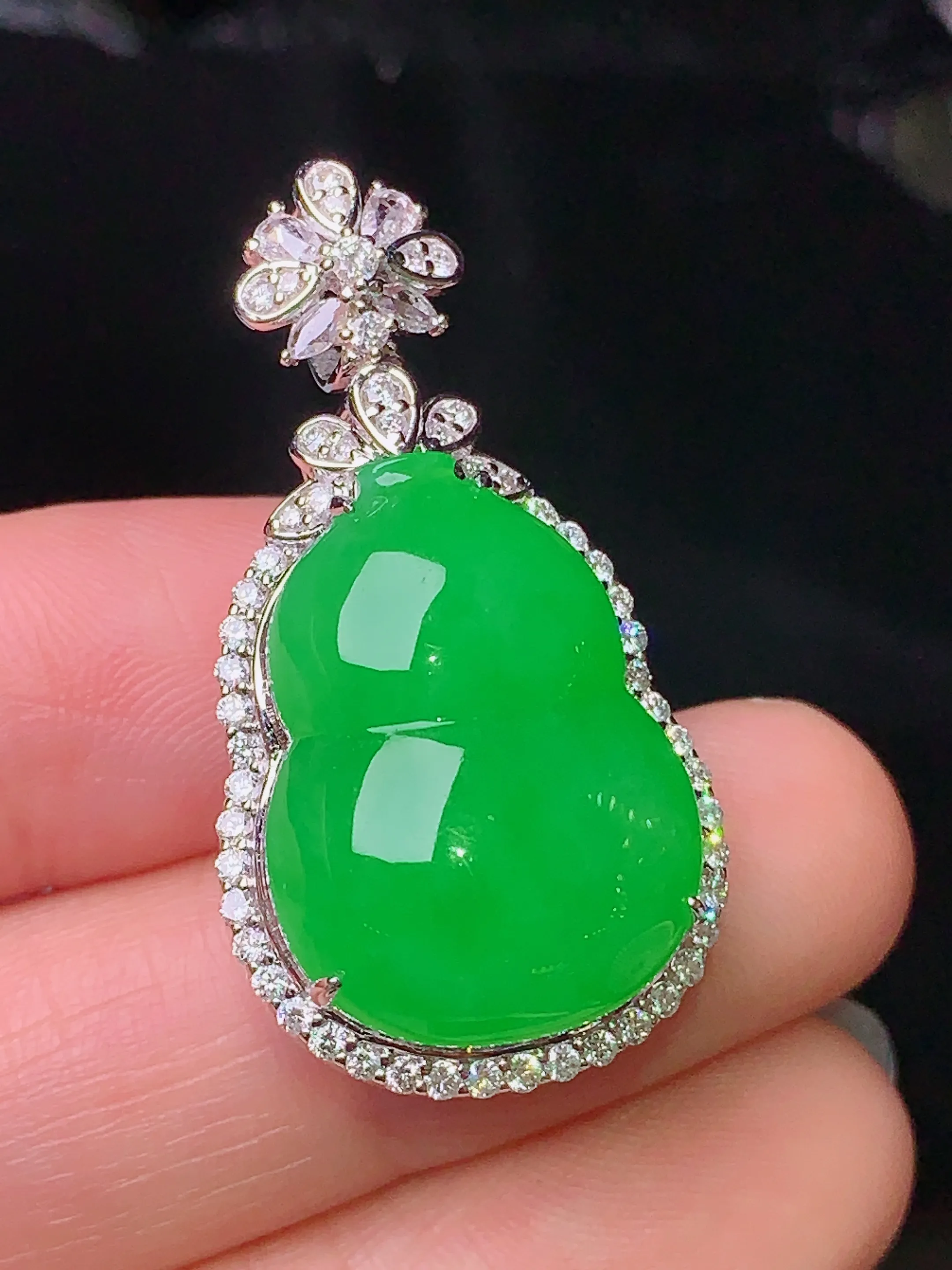 18k金钻镶嵌满绿葫芦吊坠 玉质细腻 色泽清新艳丽 整体尺寸34.5*18.5*13.5