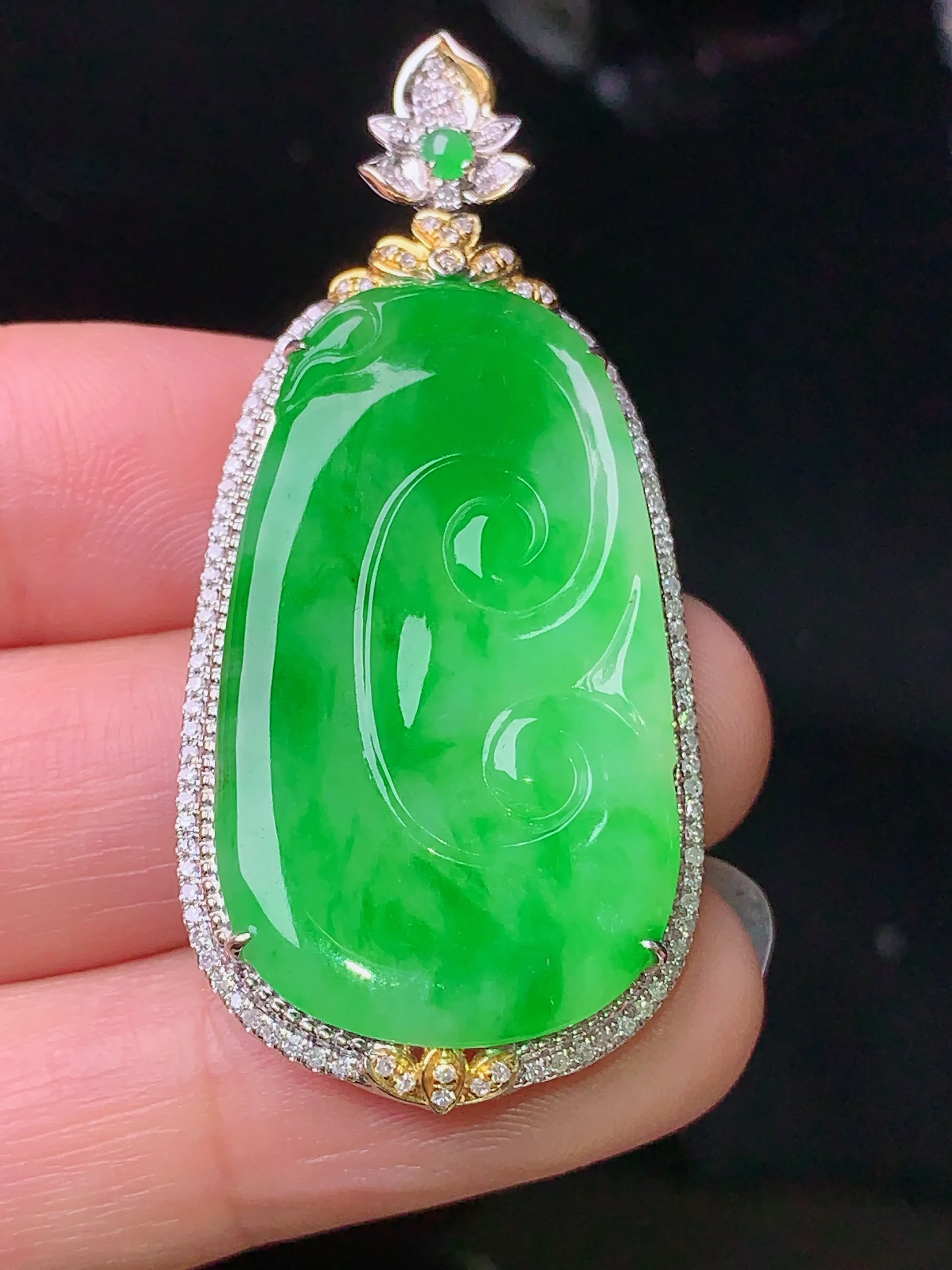 18k金钻镶嵌翠绿如意吊坠 玉质细腻 色泽清新艳丽 整体尺寸48*22.3*6.2