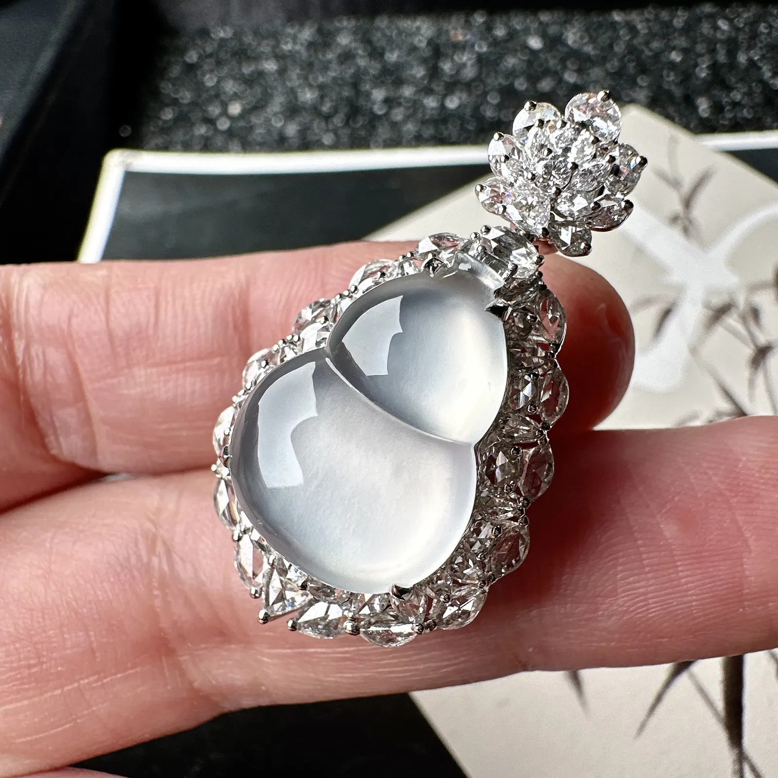 【玻璃种葫芦吊坠】质地细腻清爽，荧光感强烈，起刚光强烈，18K金钻镶嵌，裸石尺寸18.2*13.4*4毫米