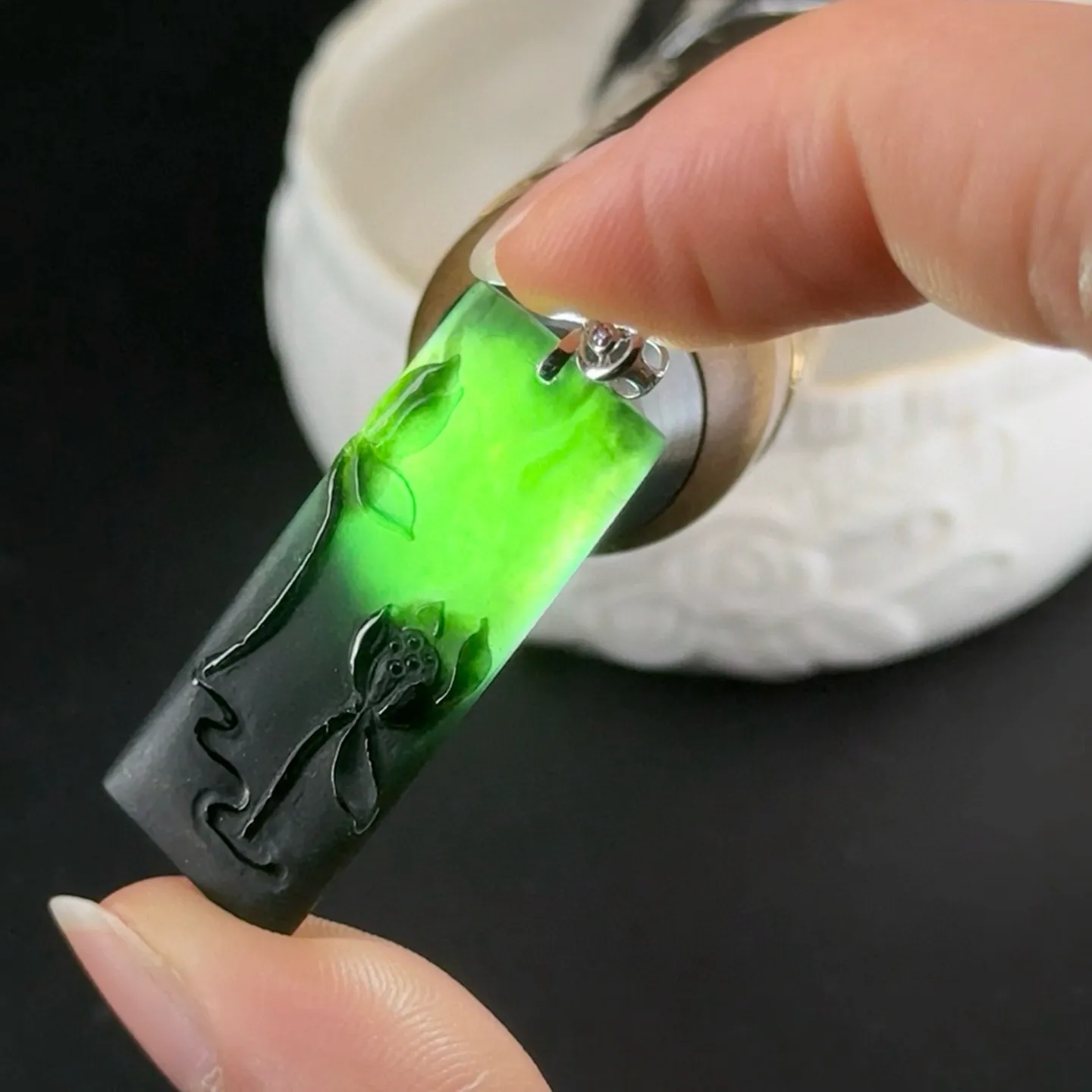 精品18k墨翠荷花牌 简约大气 打灯通透 油性十足 尺寸39.9