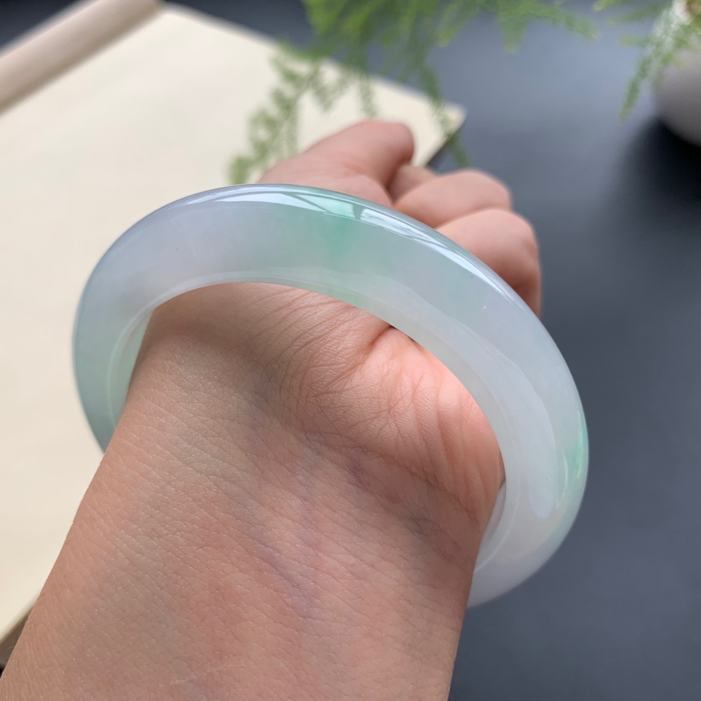 54.2.圈口飘绿正圈手镯 尺寸：54.2-11.5-9.2，无纹裂，水润细腻，版型厚装