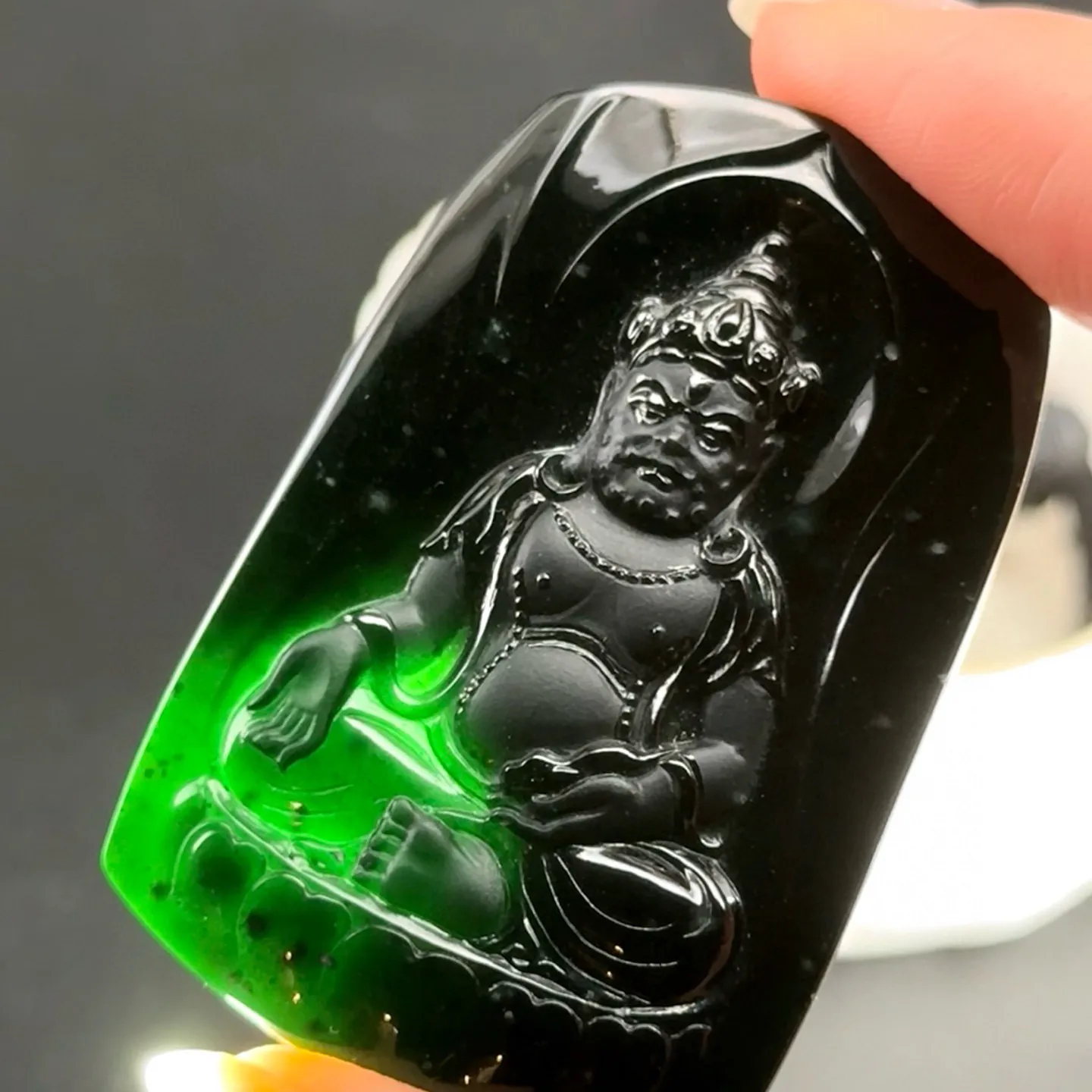 精品墨翠黄财神 种好色正 黑度极好 打灯通透 油性十足 尺寸53