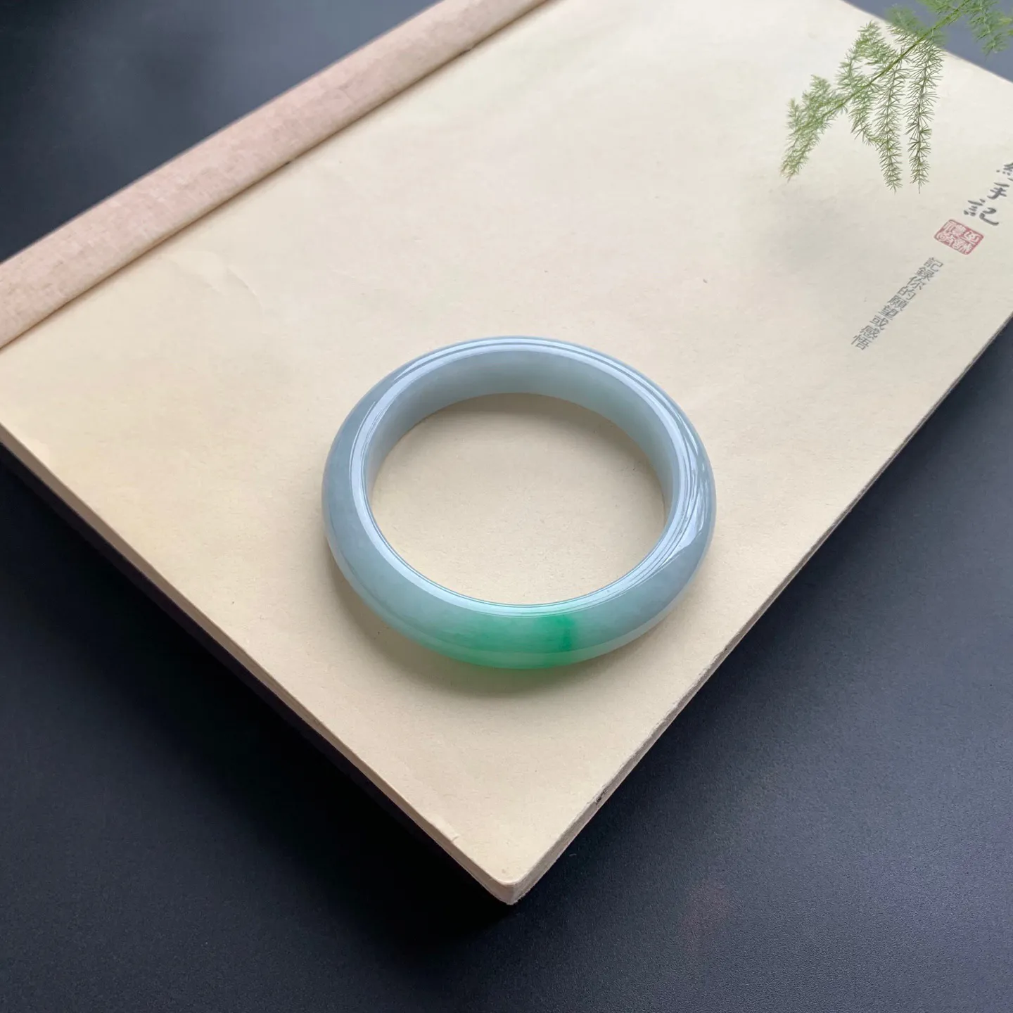 57.8圈口飘绿正圈手镯 尺寸：57.8-12.5-10，无纹裂，细腻光滑，色泽靓丽