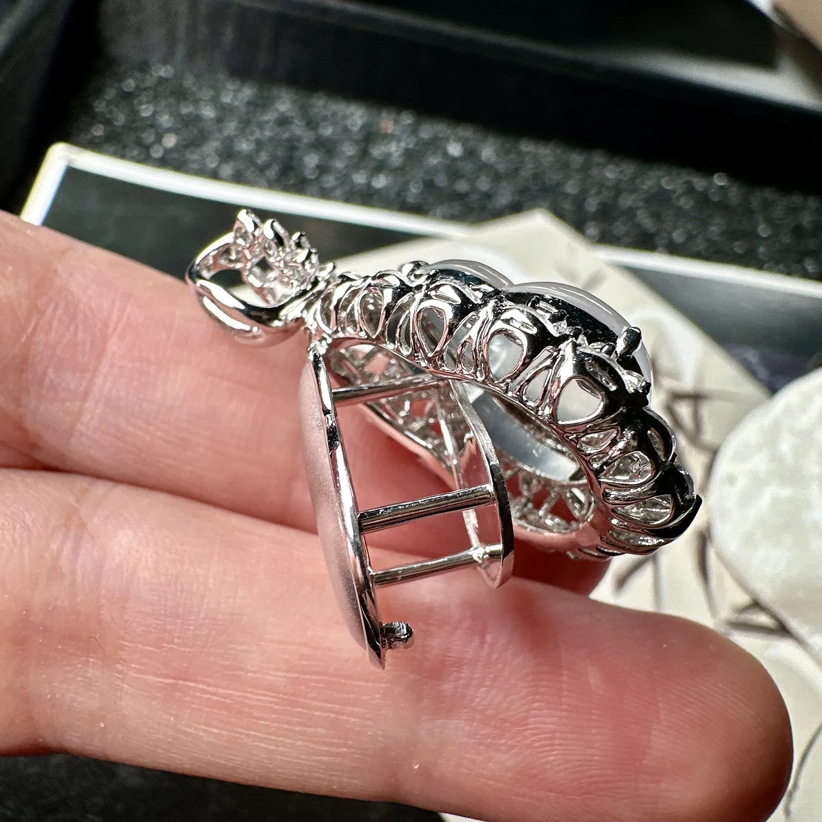 【玻璃种葫芦吊坠】质地细腻清爽，荧光感强烈，起刚光强烈，18K金钻镶嵌，裸石尺寸18.2*13.4*4毫米