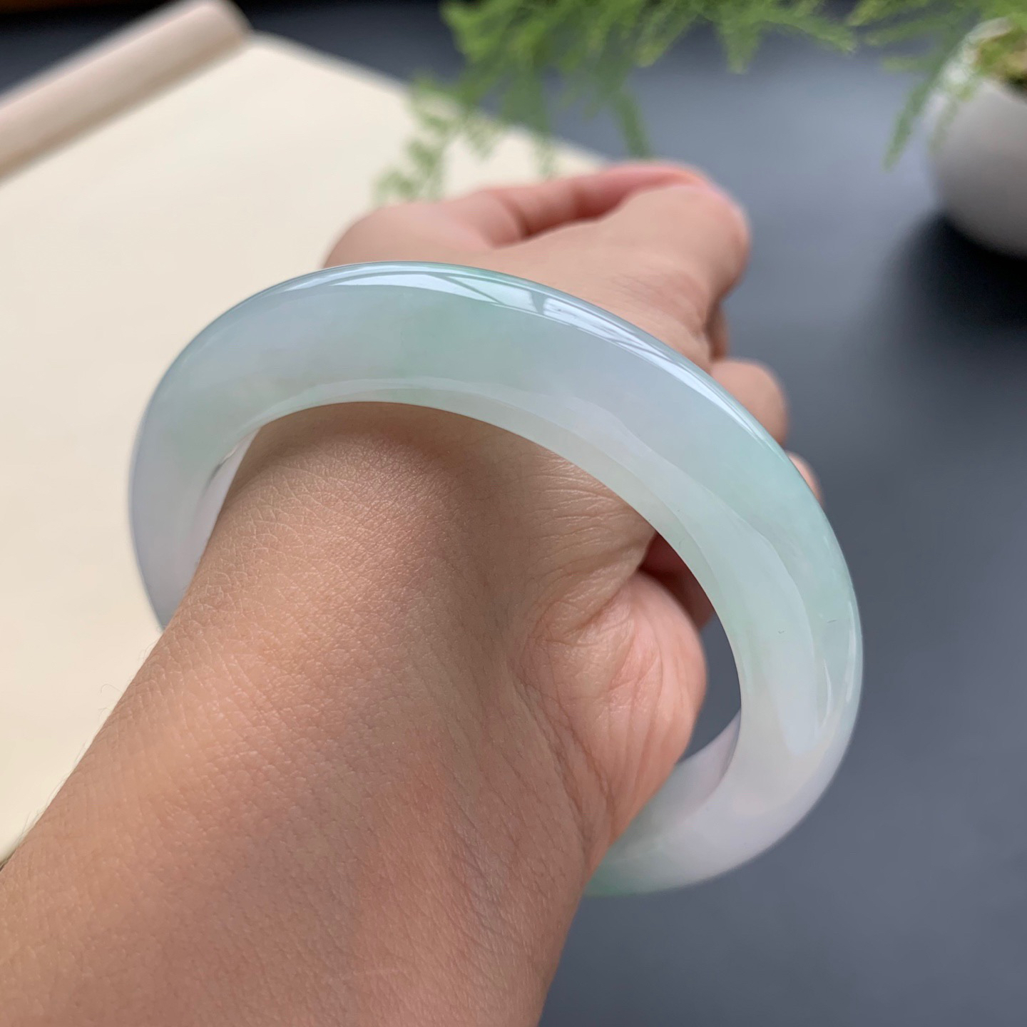 54.2.圈口飘绿正圈手镯 尺寸：54.2-11.5-9.2，无纹裂，水润细腻，版型厚装