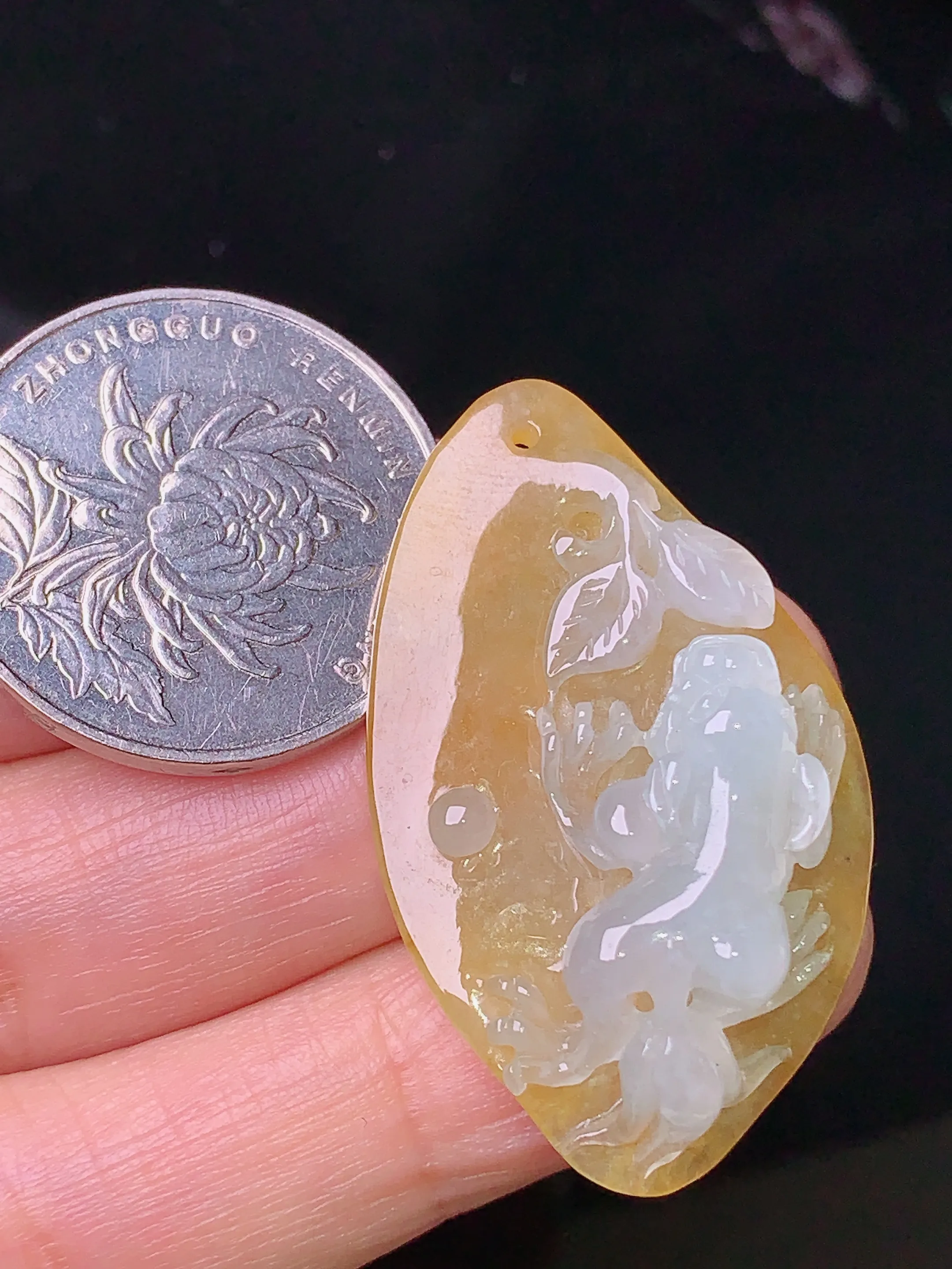 黄翡一叶成龙吊坠 玉质细腻 色泽清新艳丽 整体尺寸38.5*23.5*9