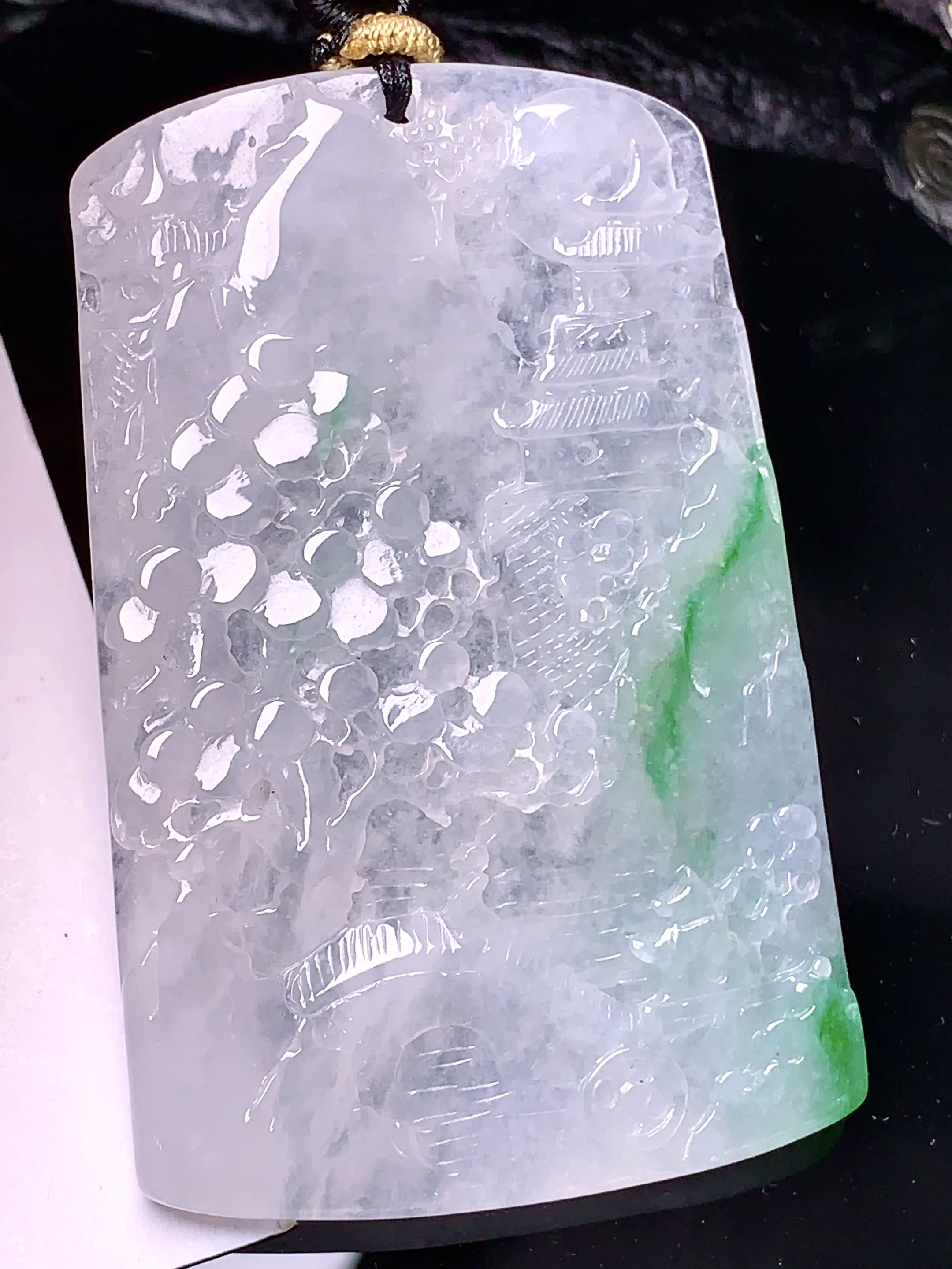 冰种飘绿山水吊坠 玉质细腻 色泽清新艳丽 整体尺寸62*39.6*4.5