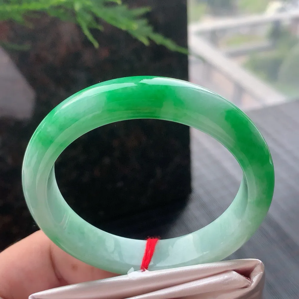 正圈冰糯阳绿 无瑕 尺寸:57.2/12.6/8.5 色阳