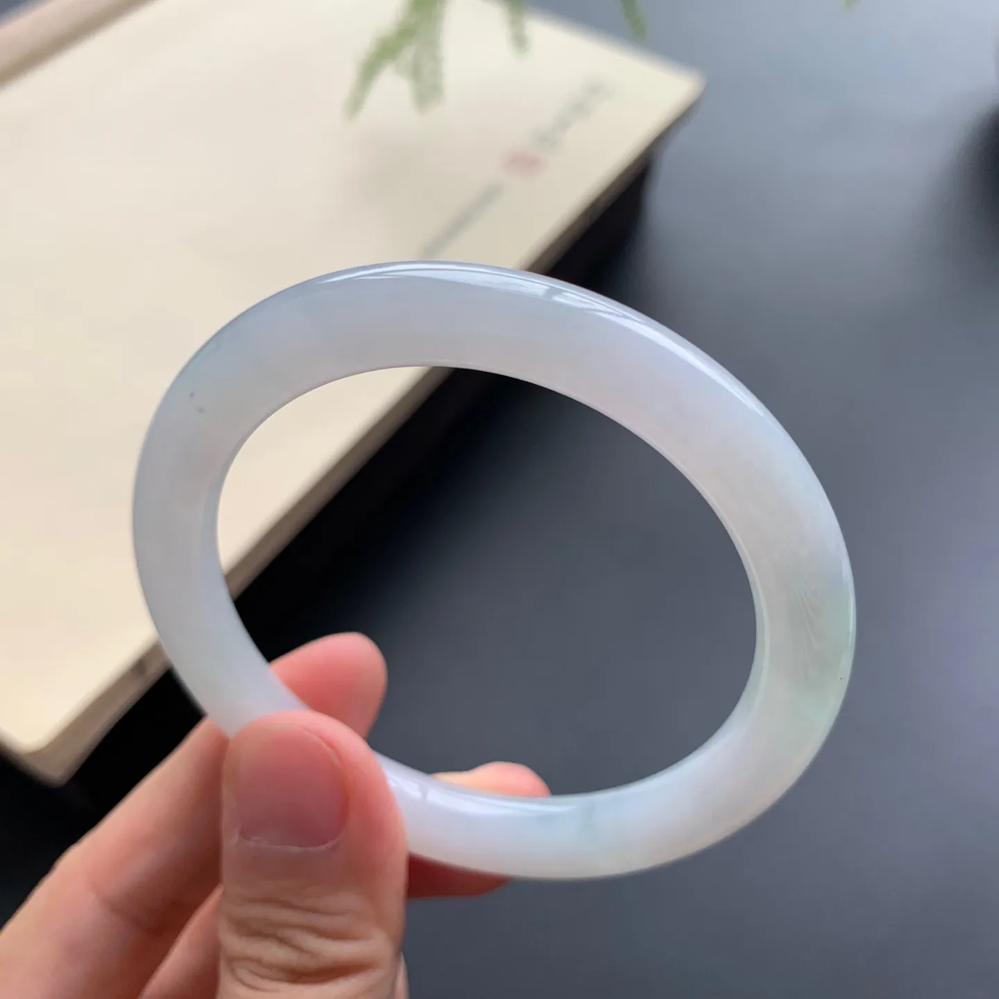 51.5圈口细糯圆条手镯 尺寸：51.5-8-7.8，无纹裂，细腻光滑，条形饱满