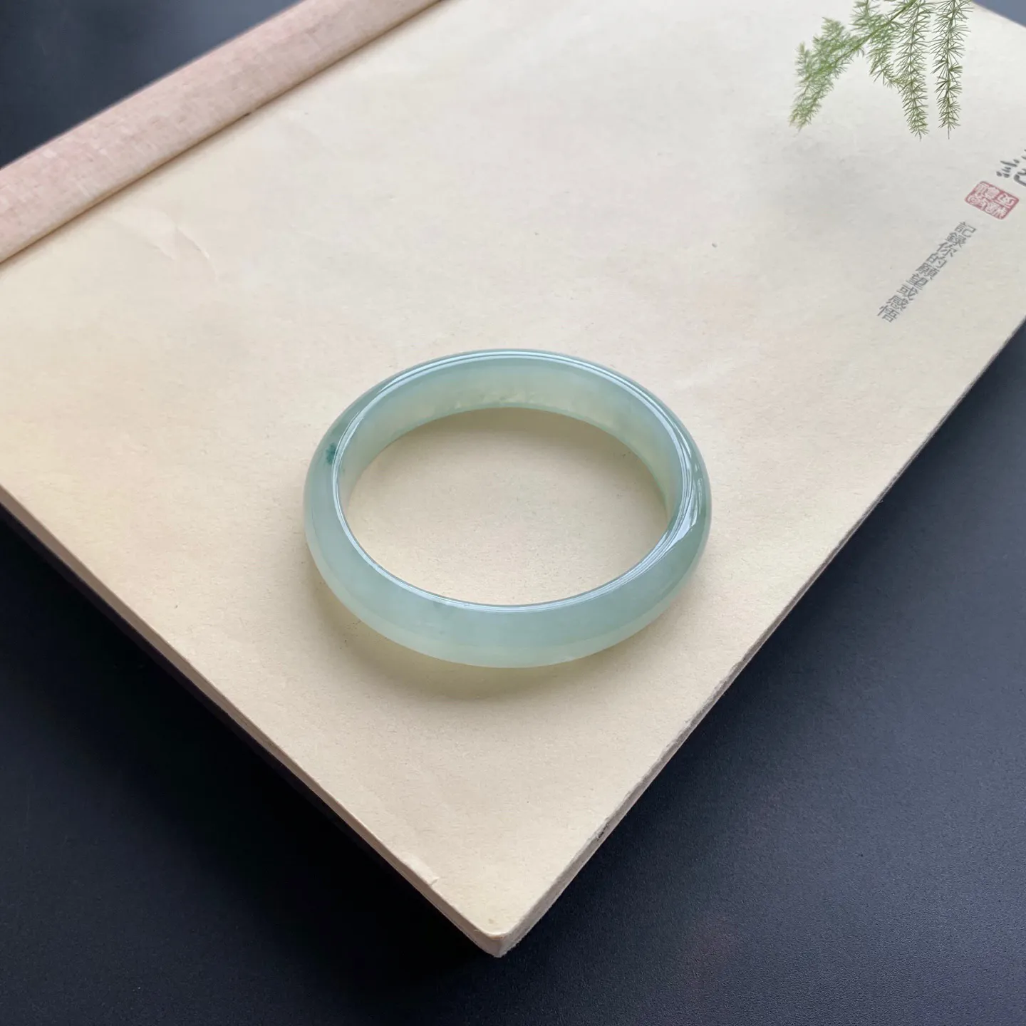 54.5圈口底色飘花贵妃手镯 尺寸：54.5-48-12.8-6.6，无纹裂，水润起胶，色泽亮丽