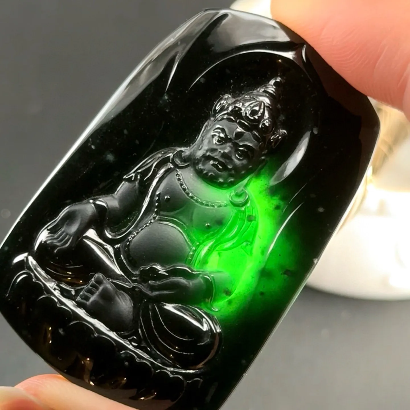 精品墨翠黄财神 种好色正 黑度极好 打灯通透 油性十足 尺寸53
