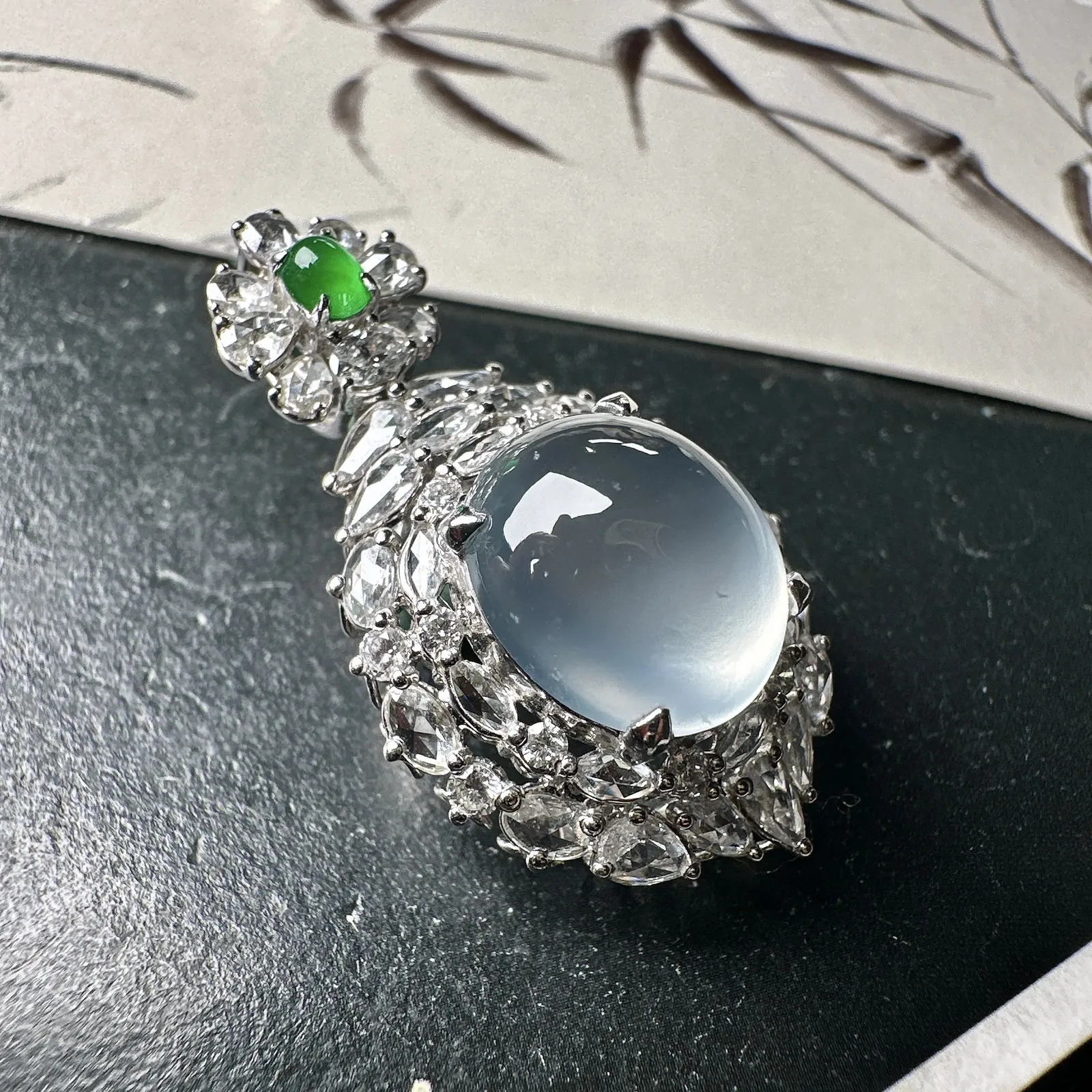 【冰种蛋面吊坠】冰感十足，通透闪亮，饱满圆润，18k金钻镶嵌，裸石尺寸12.5*11.1*6.9毫米。