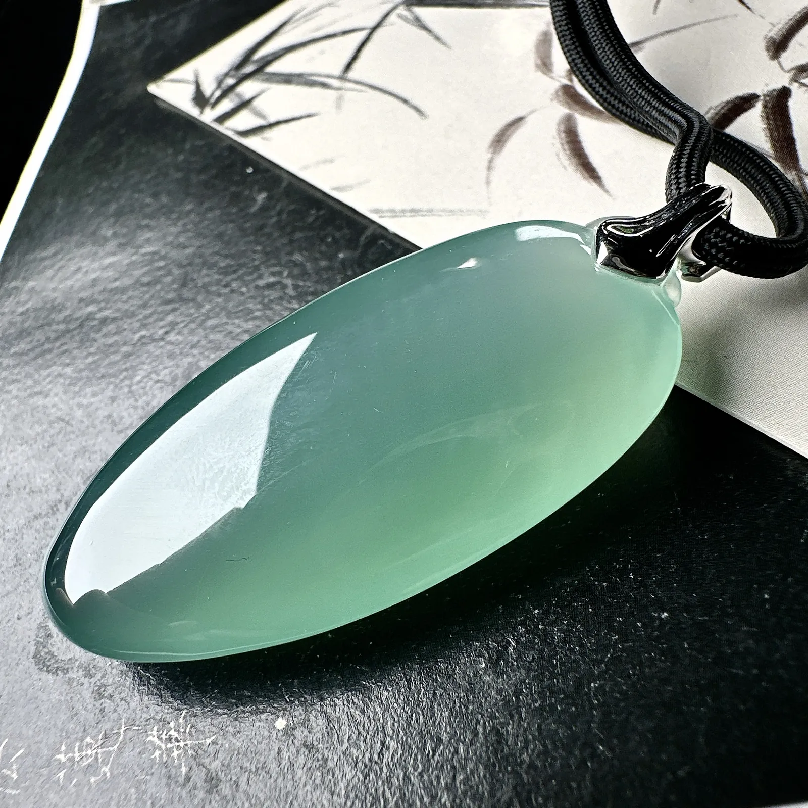 【冰种晴绿大福瓜】质地冰润细腻，种老起光，收藏品质，18K金钻镶嵌，裸石尺寸48.9*21.5*11.7毫米