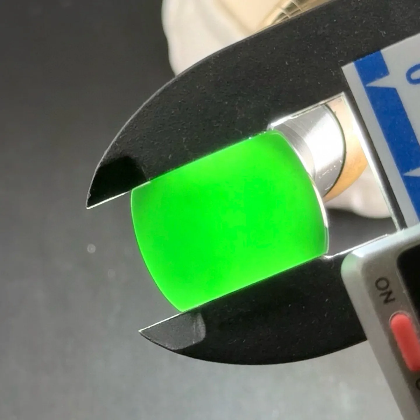 墨翠马鞍戒面一枚 种好色正 黑度极好 打灯通透 油性十足 尺寸19.8