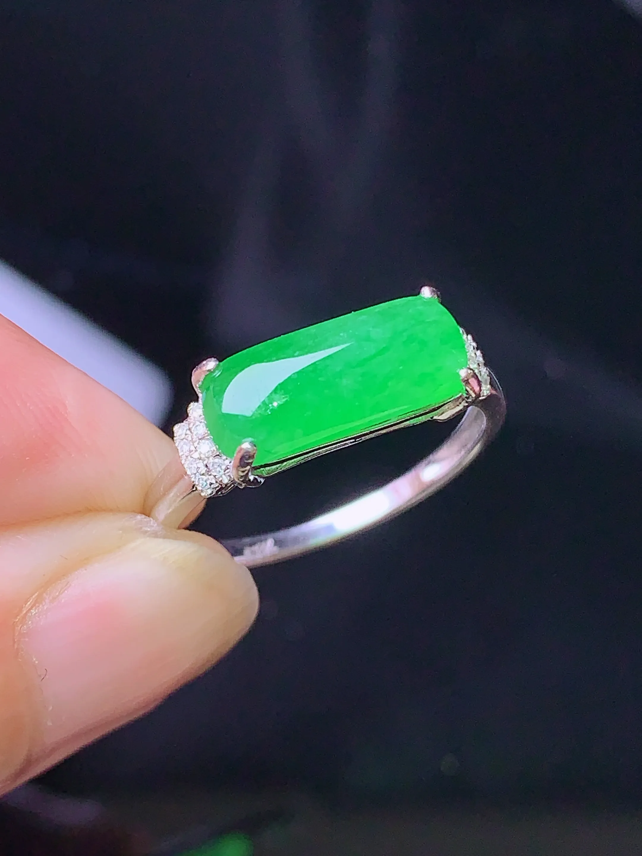 18k金钻镶嵌翠绿玉柱戒指 玉质细腻 色泽清新艳丽 圈口15 整体尺寸5.2*12.5*3.6