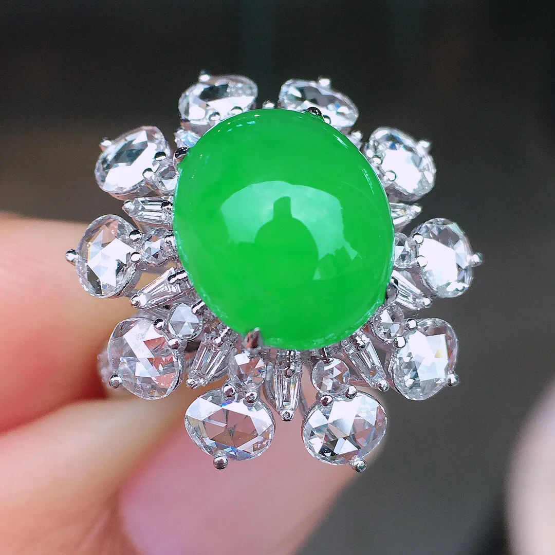 阳绿蛋面戒指，色泽均匀艳丽，玉质细腻，荧光感超
强，饱满圆润，尽显优雅气质，18k
金豪华镶嵌