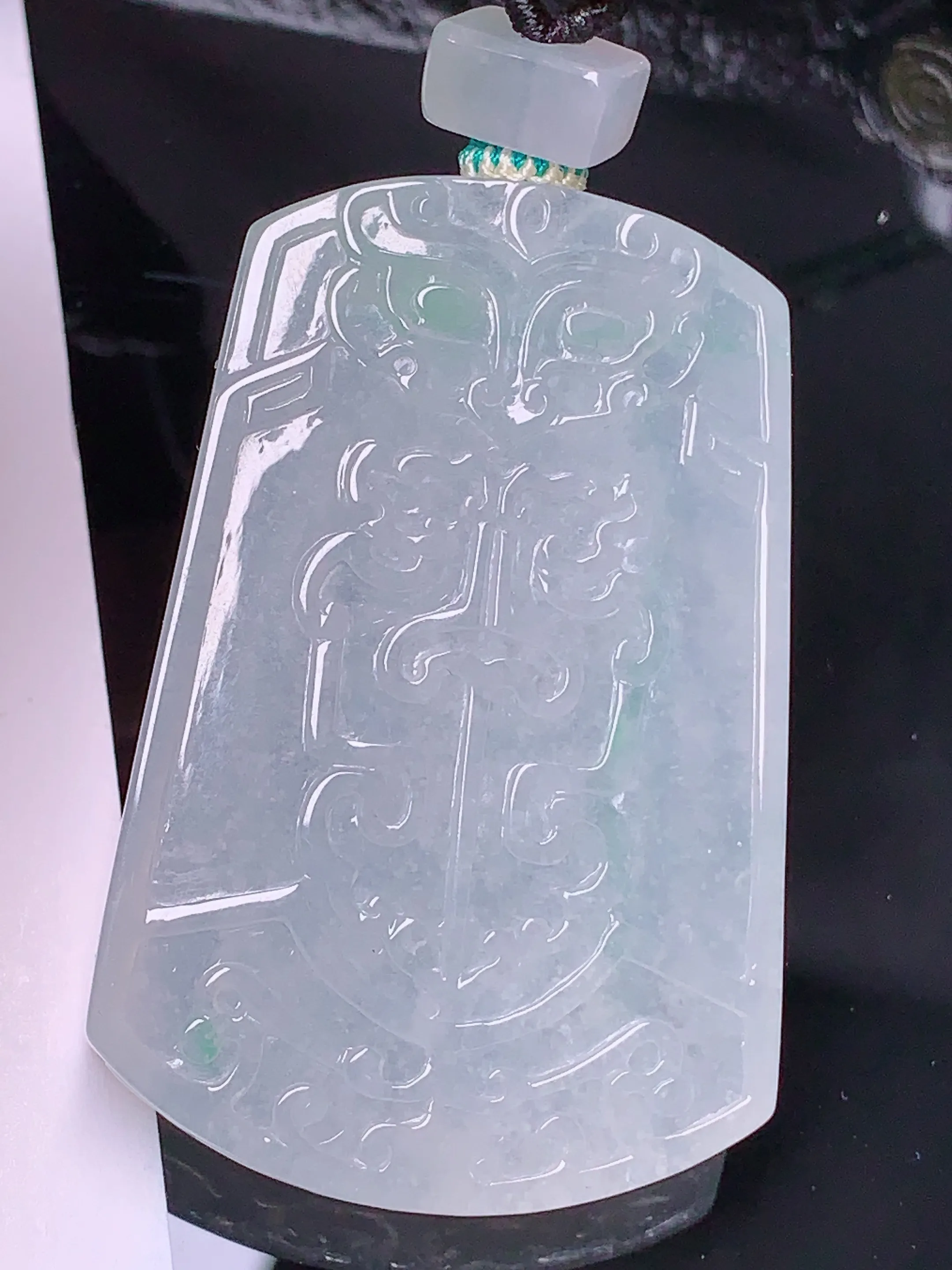 冰种雕花无事牌吊坠 玉质细腻 色泽清新艳丽 整体尺寸50.8*33.2*6.5