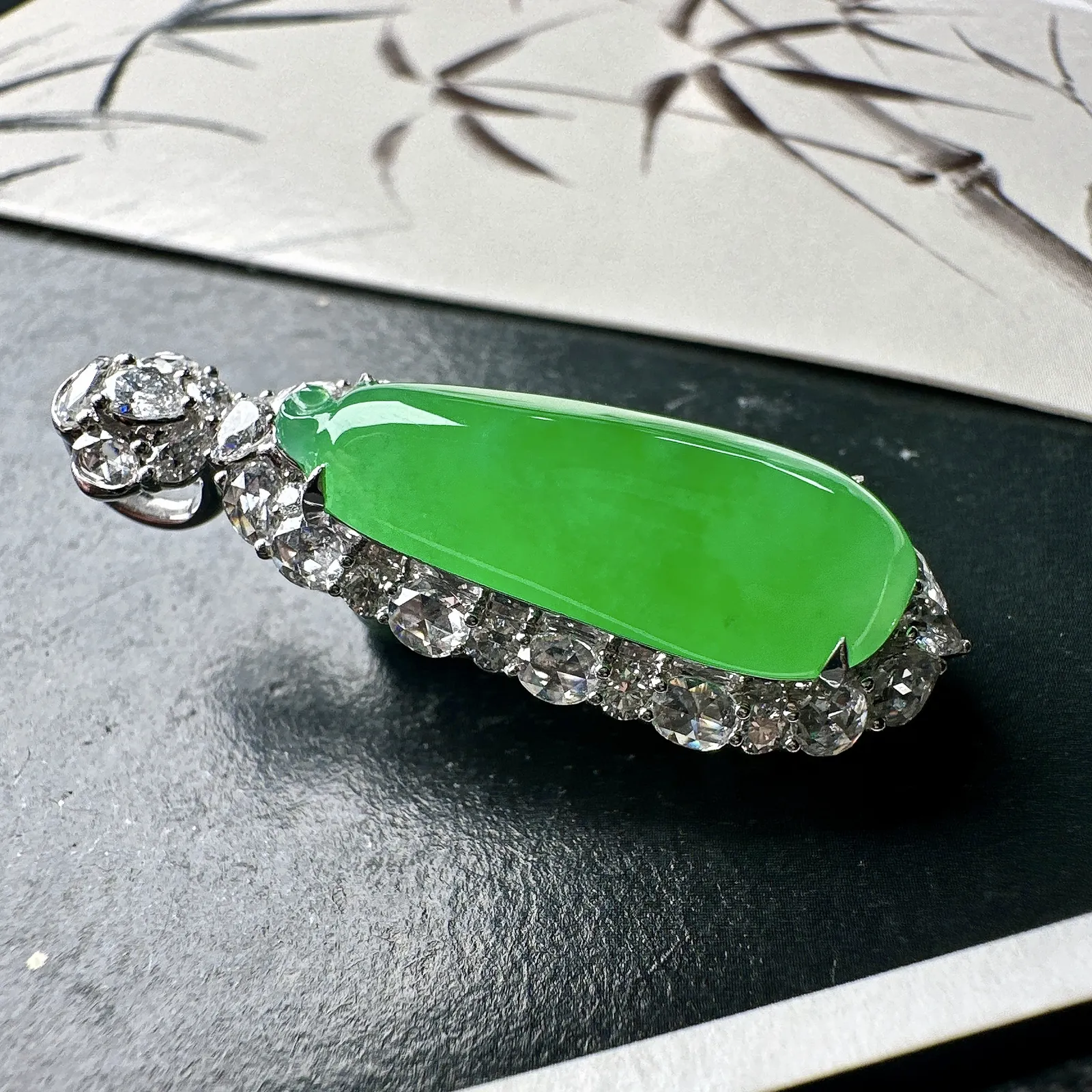 【冰种满绿福瓜】质地冰润细腻，种老起光，收藏品质，18K金钻镶嵌，裸石尺寸24.7*9.9*6.8毫米