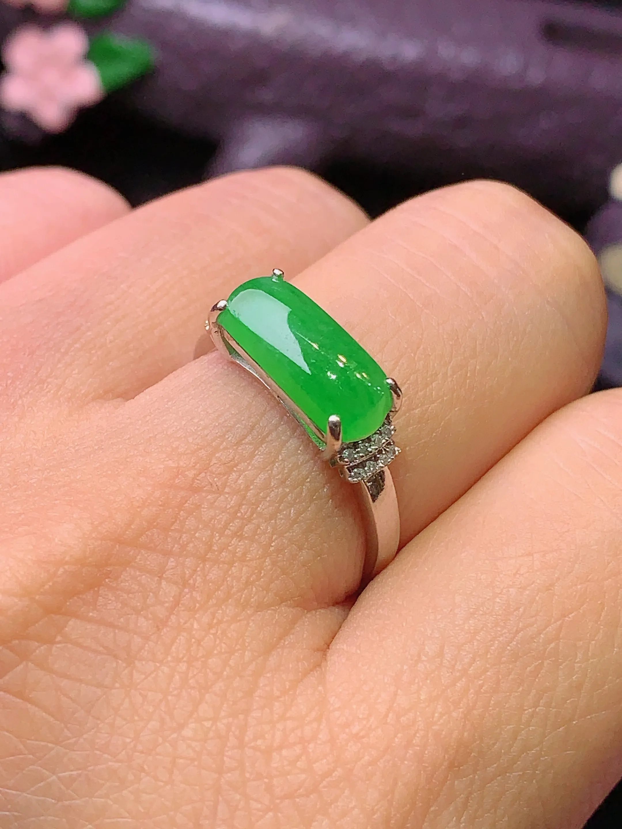 18k金钻镶嵌翠绿玉柱戒指 玉质细腻 色泽清新艳丽 圈口15 整体尺寸5.2*12.5*3.6