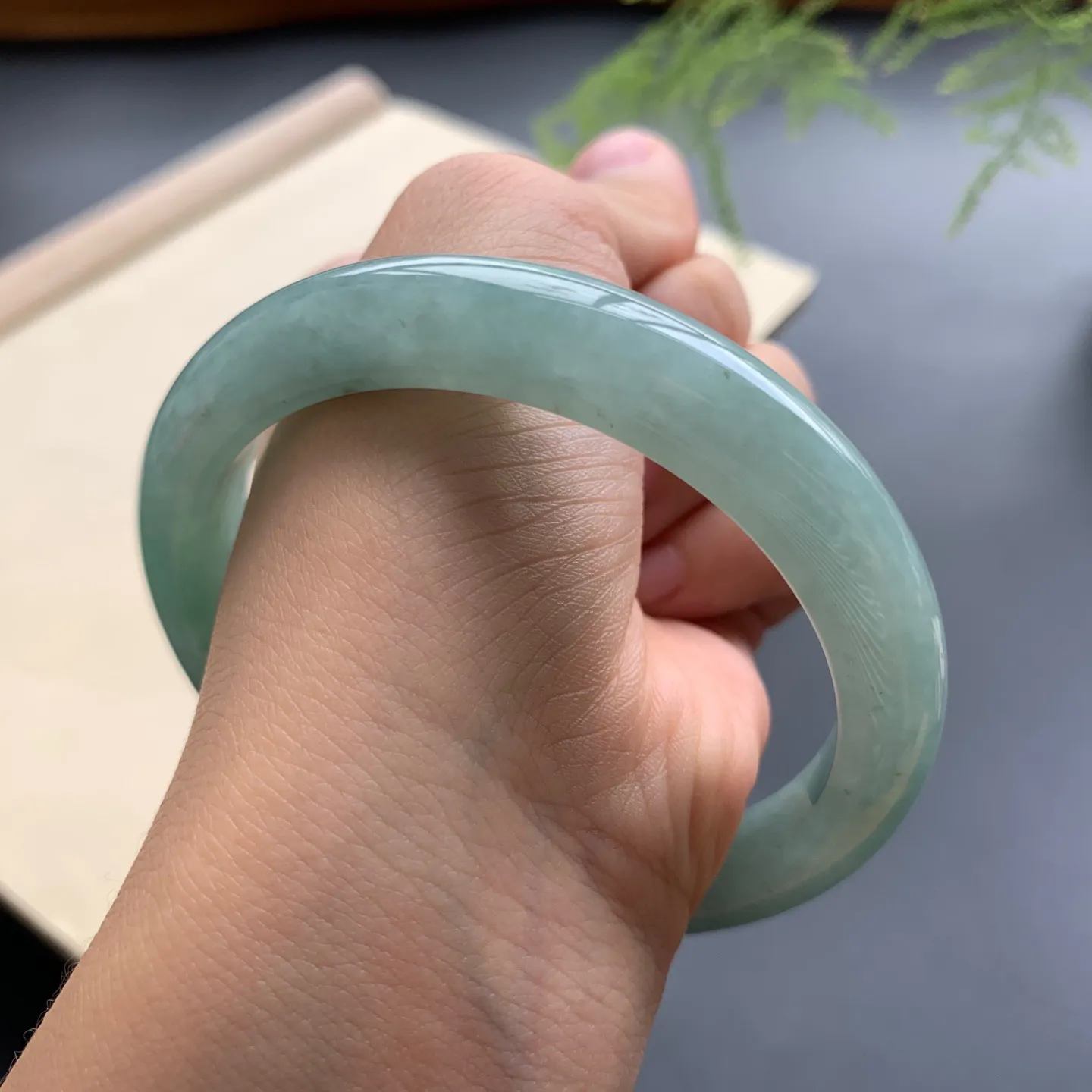60.5圈口油绿正圈手镯 尺寸：60.5-11.3-9，无纹裂，细腻光滑，色泽均匀