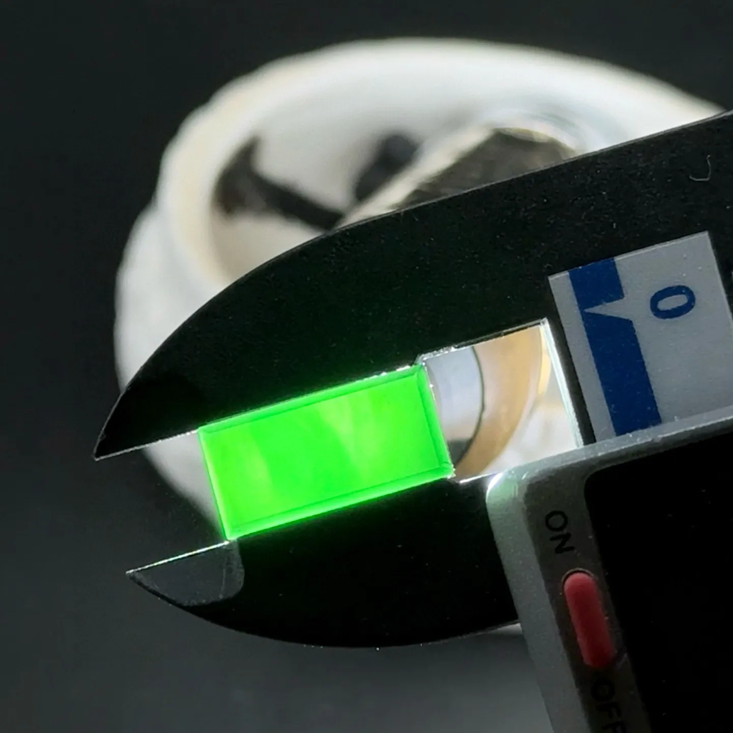 精品墨翠长方戒面一枚 种好色正 黑度极好 打灯通透油性十足 尺寸15.1