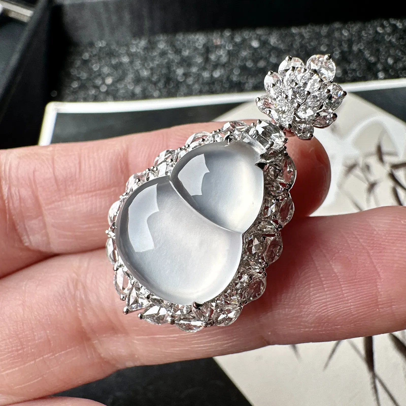 【玻璃种葫芦吊坠】质地细腻清爽，荧光感强烈，起刚光强烈，18K金钻镶嵌，裸石尺寸18.2*13.4*4毫米