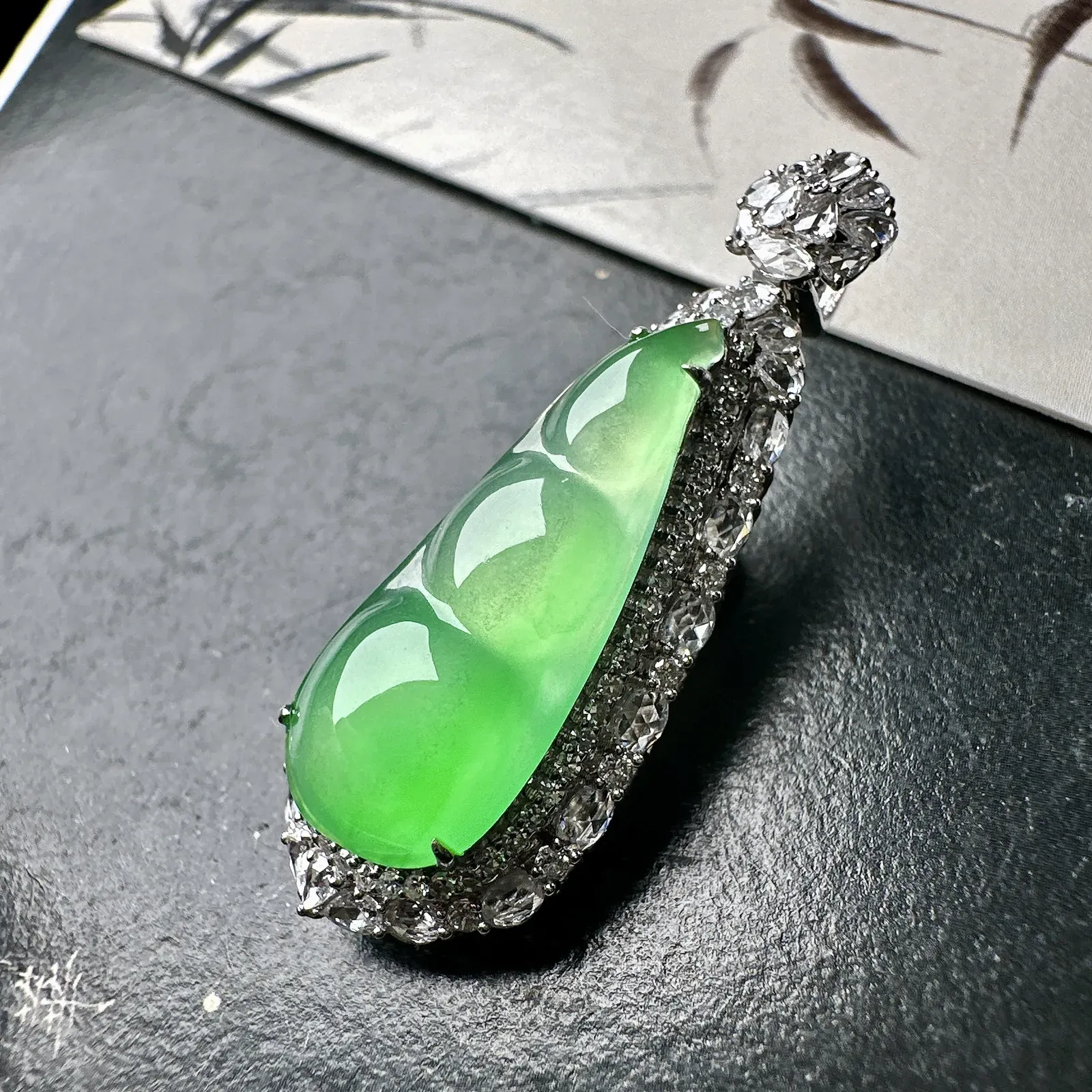 【冰种满绿福豆吊坠】种地上乘，冰感十足，通透起光，饱满圆润，18k金钻镶嵌，裸石尺寸23.7*10*4毫米。