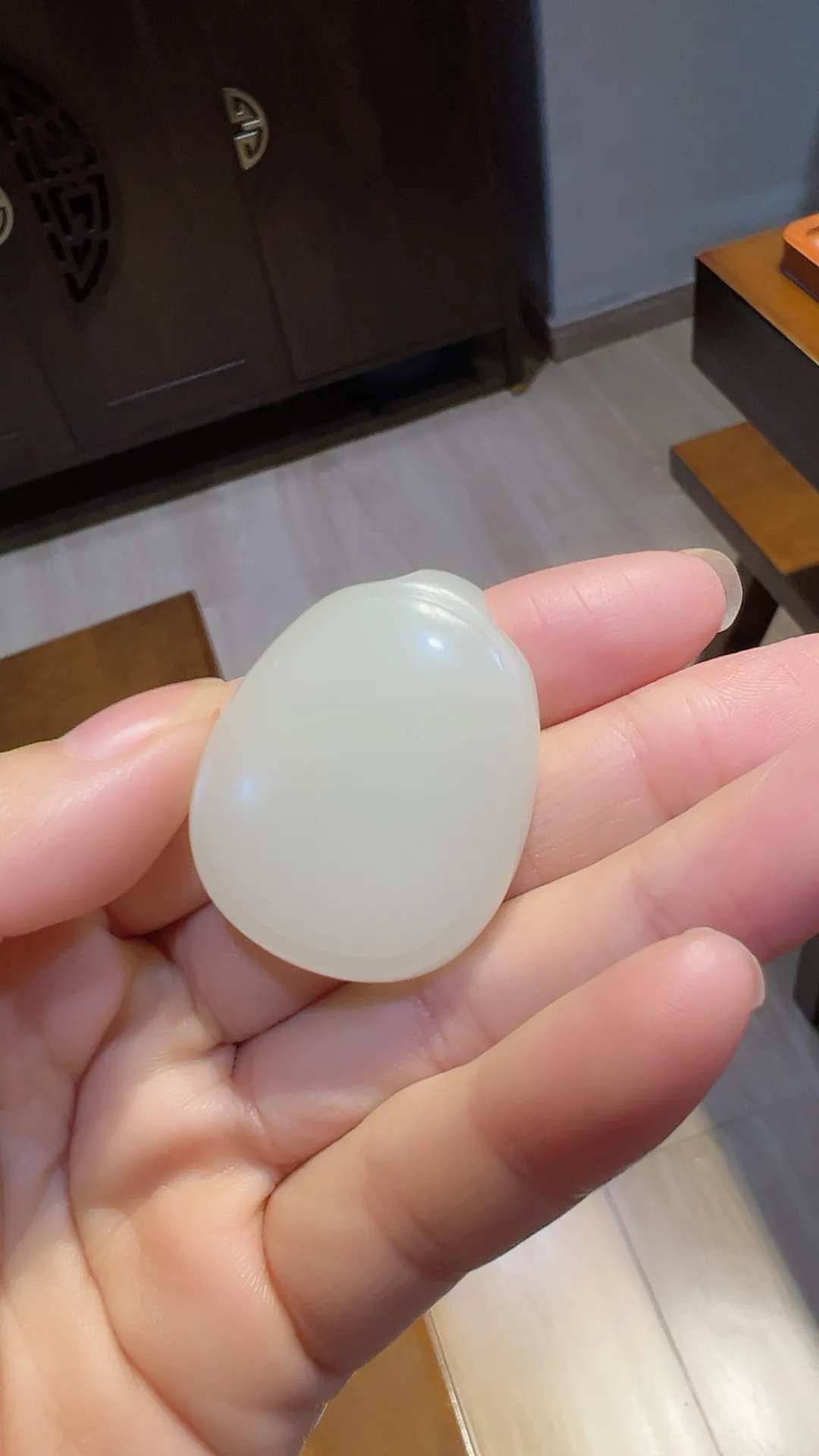 籽料｜油膏料｜平安牌
自戴品质 白细油 女士超级推荐哦

重24.8克 尺寸36*29*12.5m m