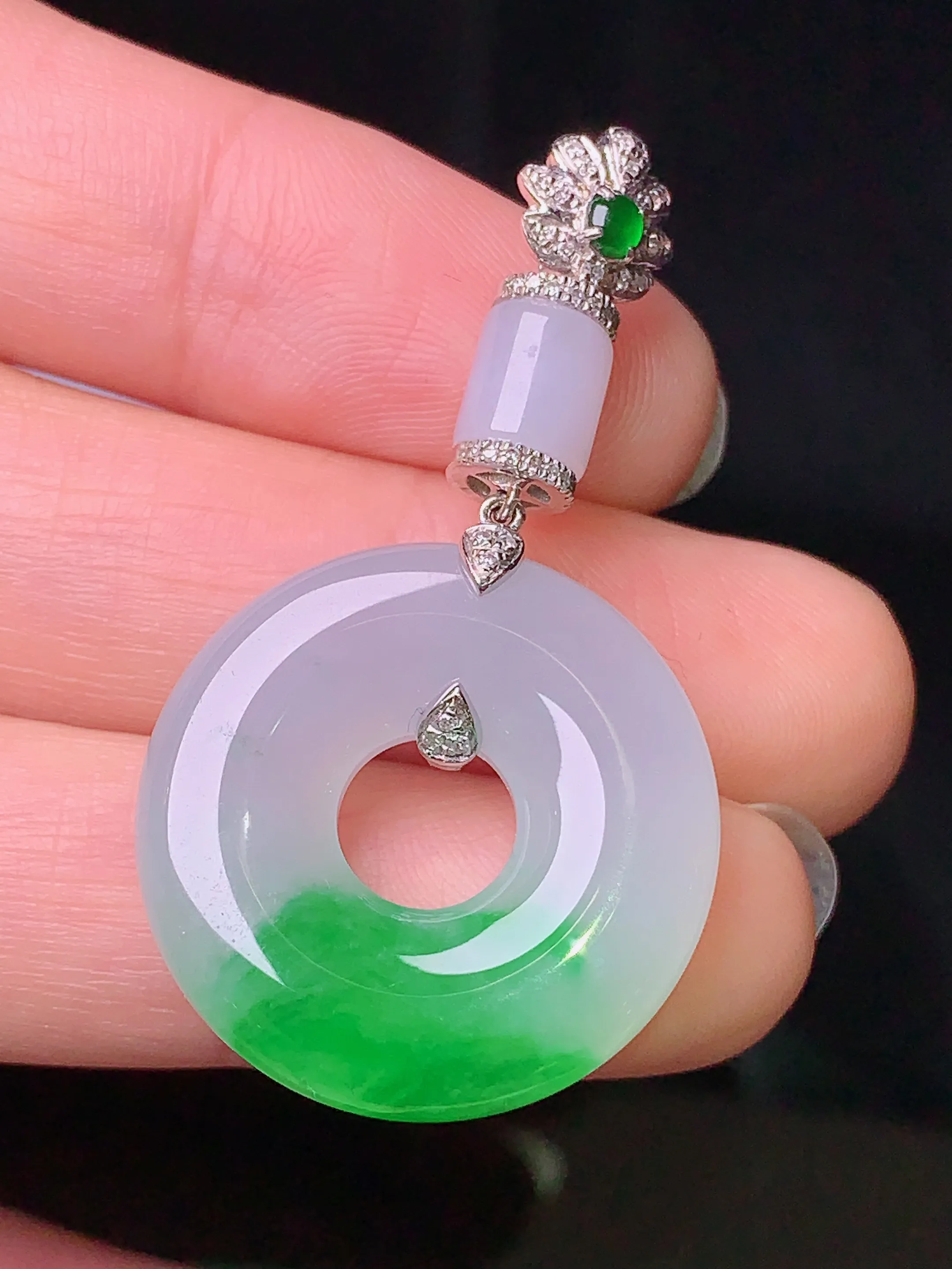 18k金钻镶嵌飘绿平安环吊坠 玉质细腻 色泽清新艳丽 整体尺寸42*23.2*5.7