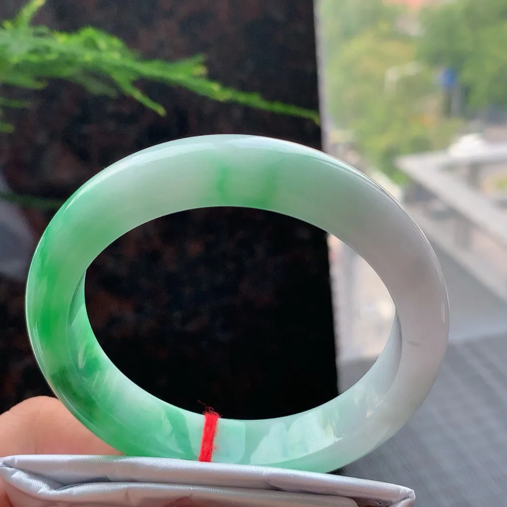 正圈冰糯阳绿 无瑕 尺寸:56.4/12.7/8.4 色阳