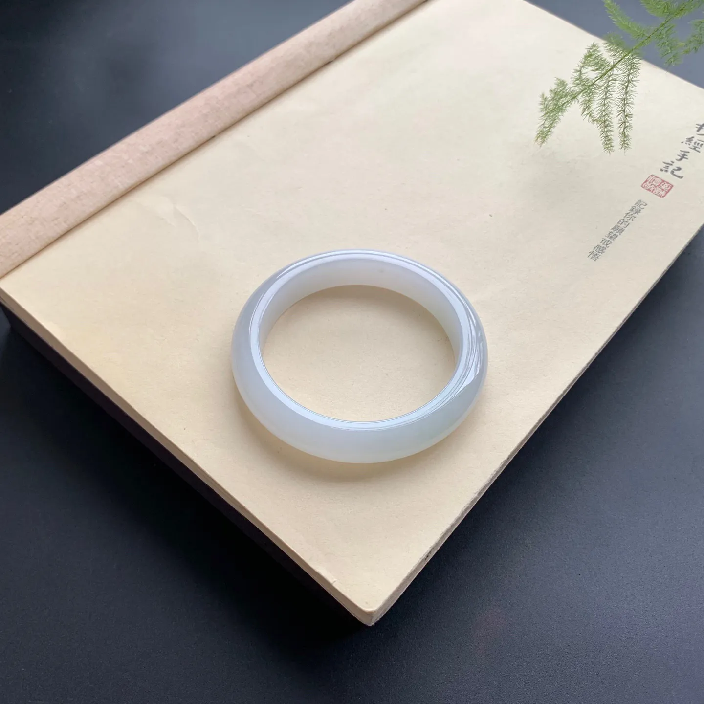 57.8圈口细糯正圈手镯 尺寸：57.8-12.2-9，无纹裂，白净光滑，细腻清爽