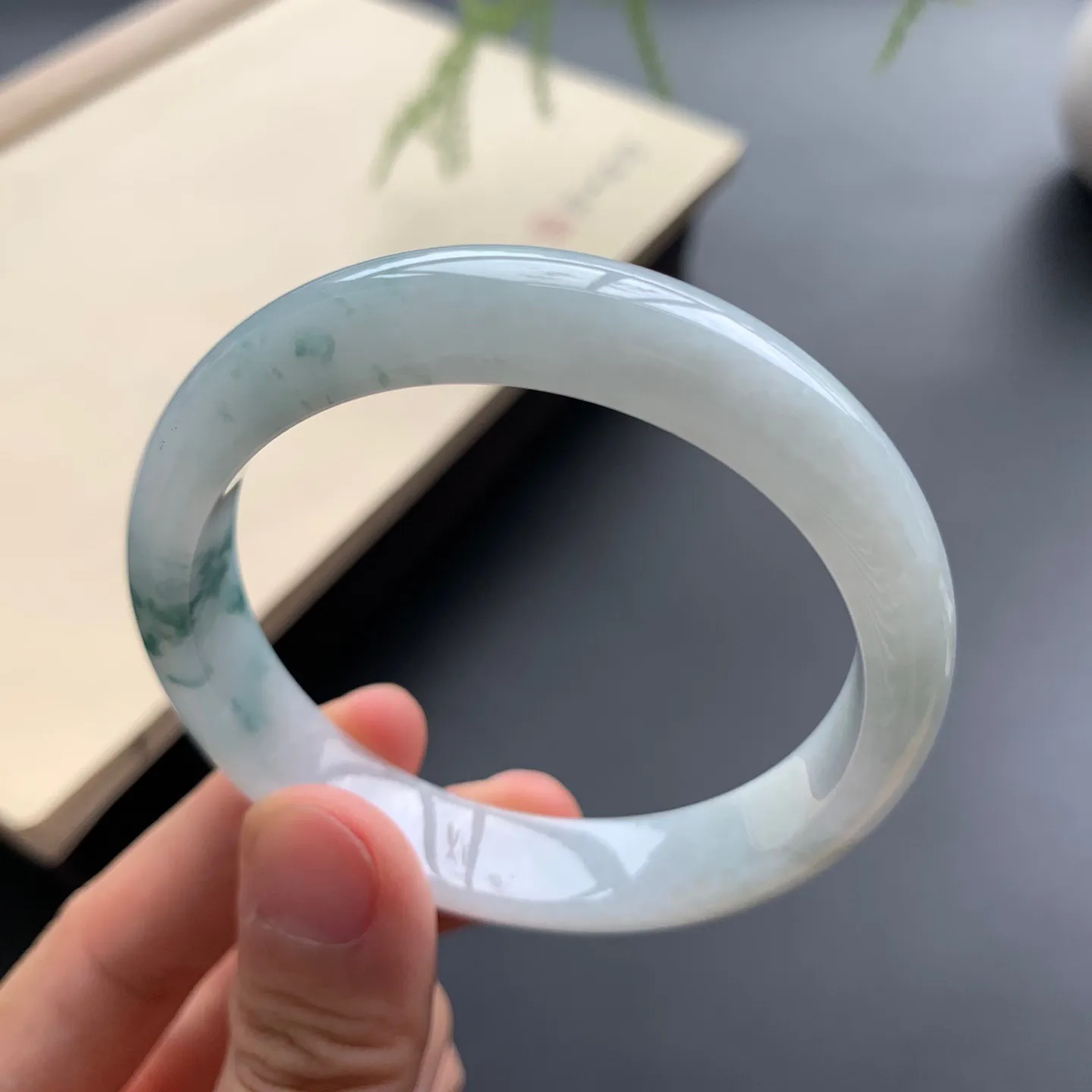 52圈口飘花正圈手镯 尺寸：52-11.3-7，无纹裂，细腻光滑，花色飘逸