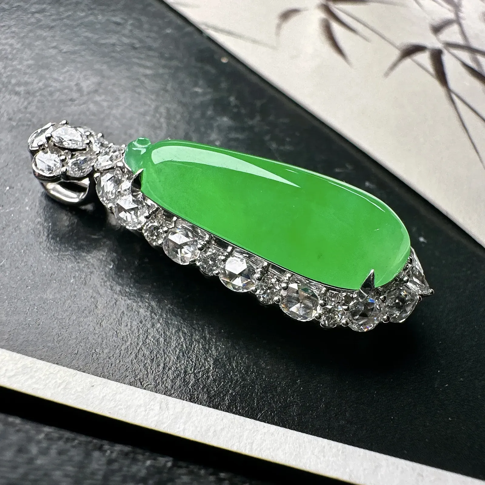 【冰种满绿福瓜】质地冰润细腻，种老起光，收藏品质，18K金钻镶嵌，裸石尺寸24.7*9.9*6.8毫米
