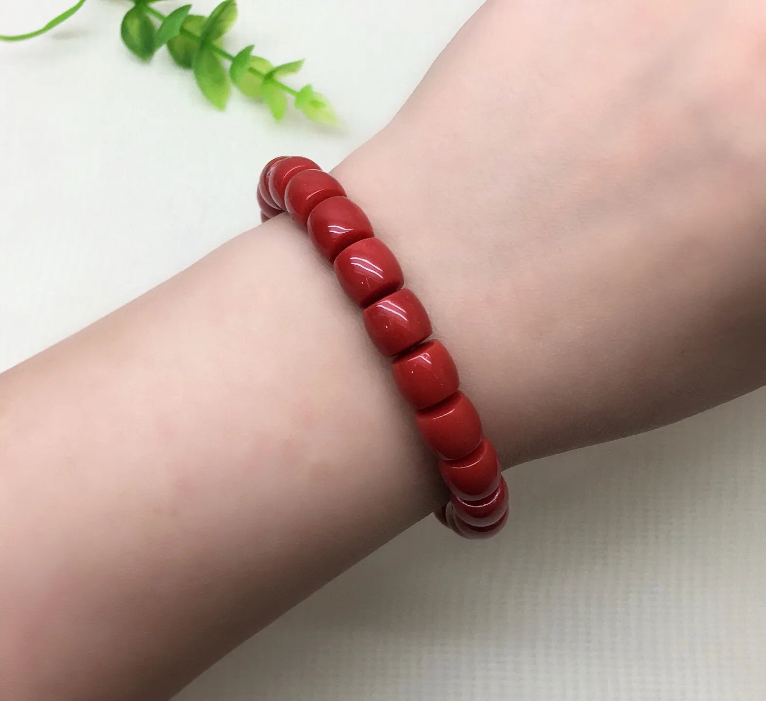 【天然深橘红珊瑚小9mm直切珠弹力手串】收藏佩戴两不误！天然无添加无优化，深橘红颜色，色泽好！品质好！颗颗天然！西班牙产地，科西卡材料，裸石尺寸约为8.82-8.75mm左右，重量24.99克。有个别天然小虫眼，可忽略不计。珊瑚自古被佛教视为珍宝，深海里千年生长的有生命宝石，有灵性，气场强大，佩戴者更有佛性，更有佛缘！