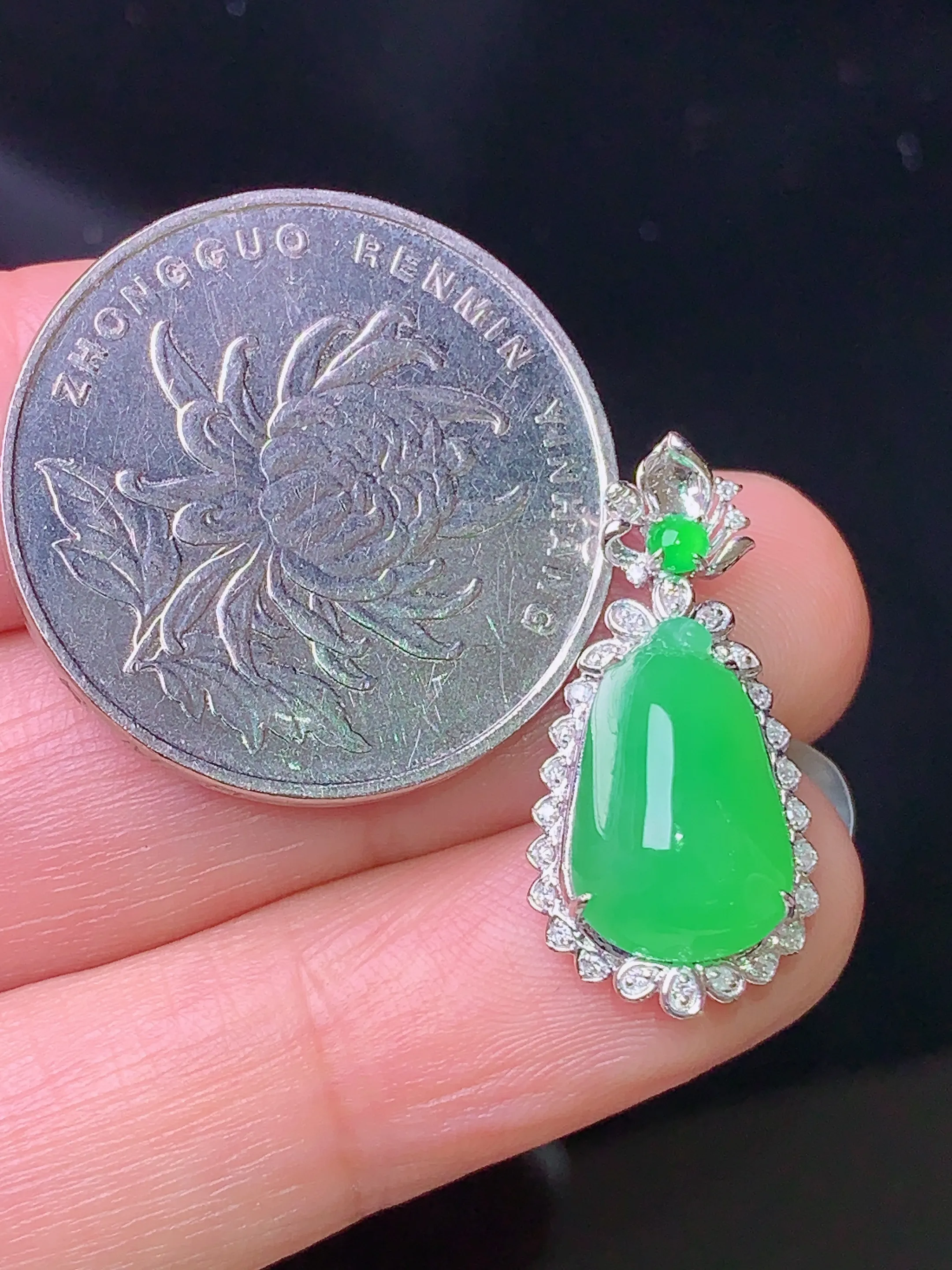 18k金钻镶嵌满绿福瓜吊坠 玉质细腻 色泽清新艳丽 整体尺寸23.3*11.5*8.5