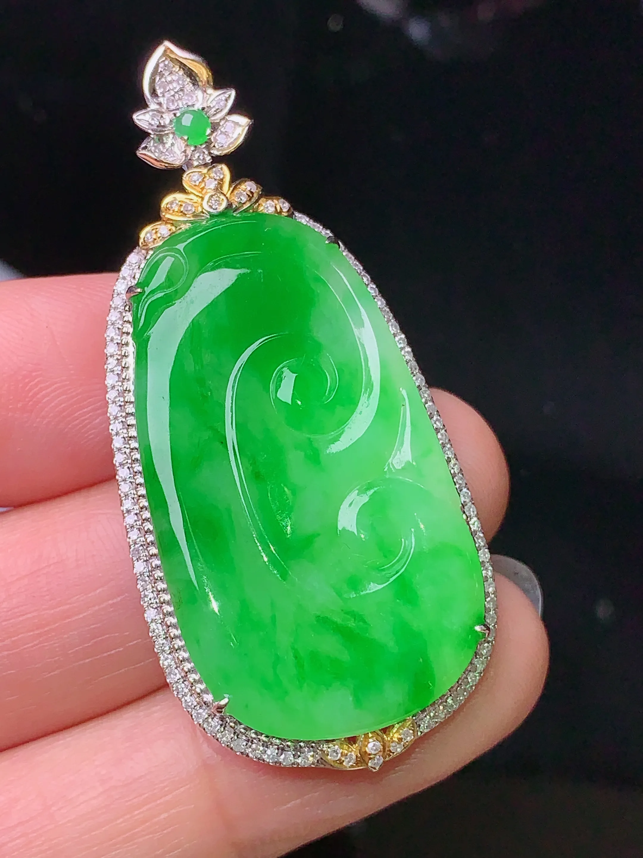 18k金钻镶嵌翠绿如意吊坠 玉质细腻 色泽清新艳丽 整体尺寸48*22.3*6.2