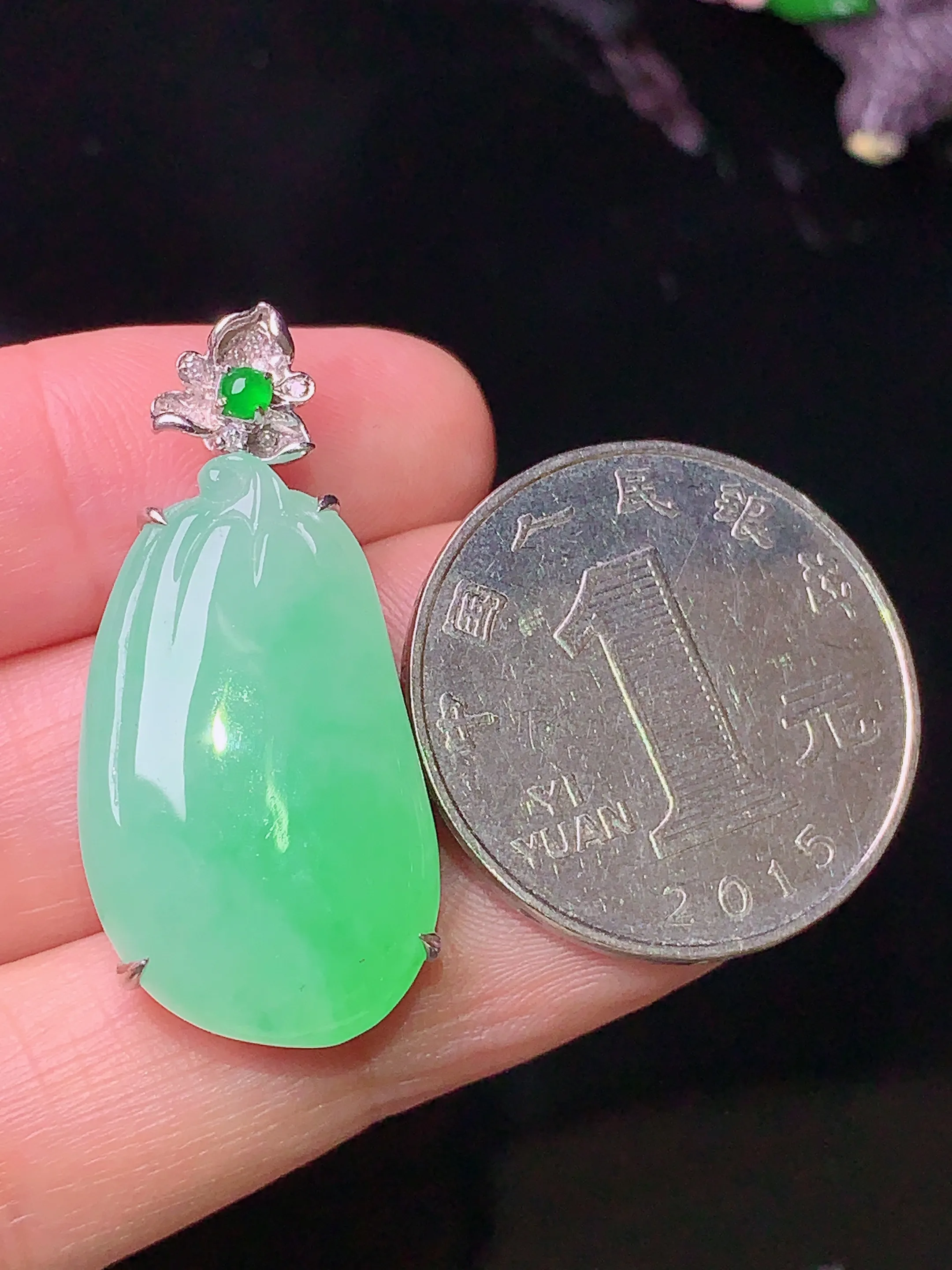 18k金钻镶嵌翠绿福瓜吊坠 玉质细腻 色泽清新艳丽 整体尺寸33.6*15.3*8.5