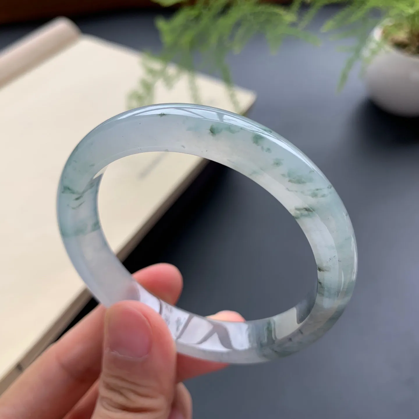 53.5圈口冰种飘花带乌鸡正圈手镯 尺寸：53.5-11.6-7.2，水润透亮，胶感十足