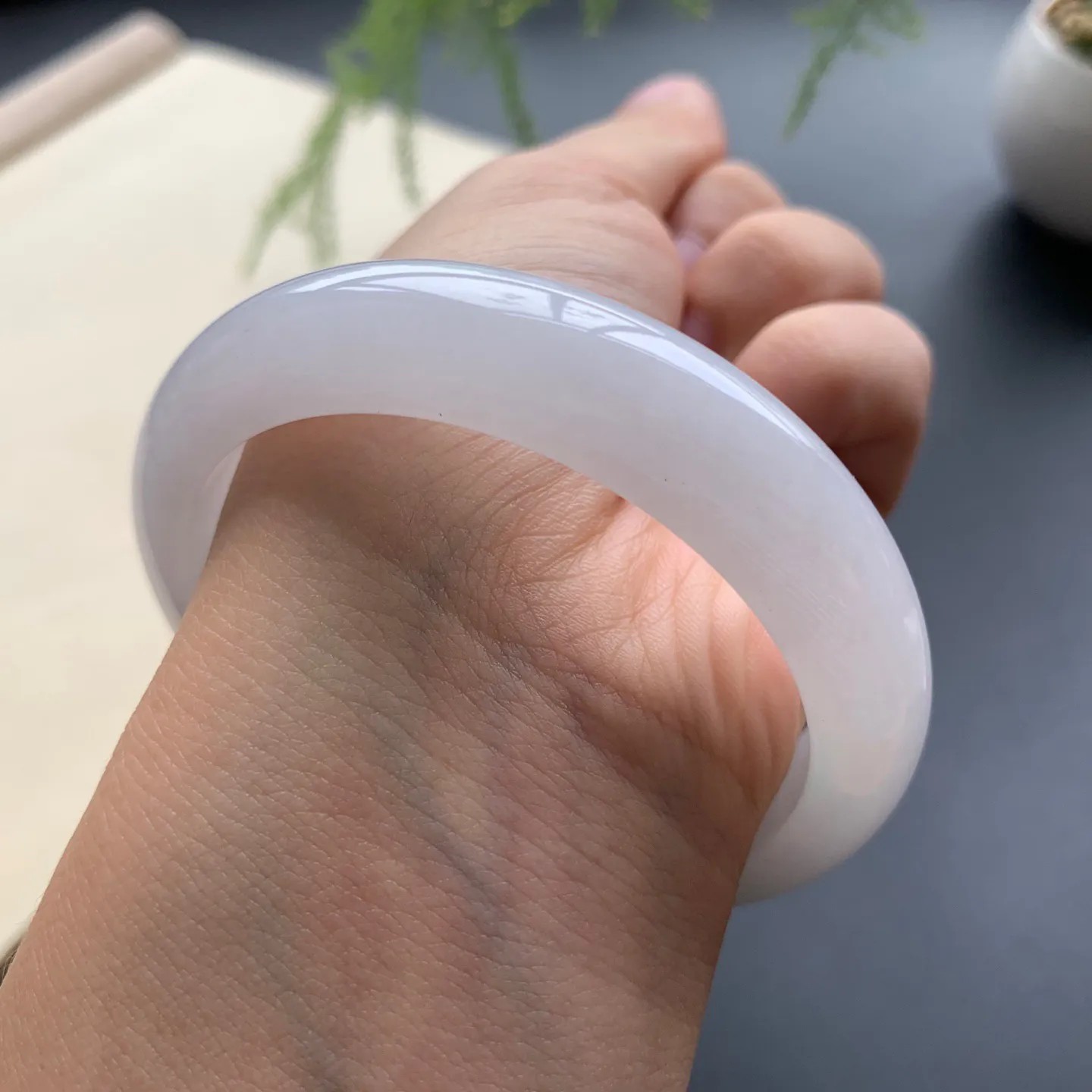 54.6圈口细糯正圈手镯 尺寸：54.6-12.5-8，无纹裂，细腻釉洁，清爽干净