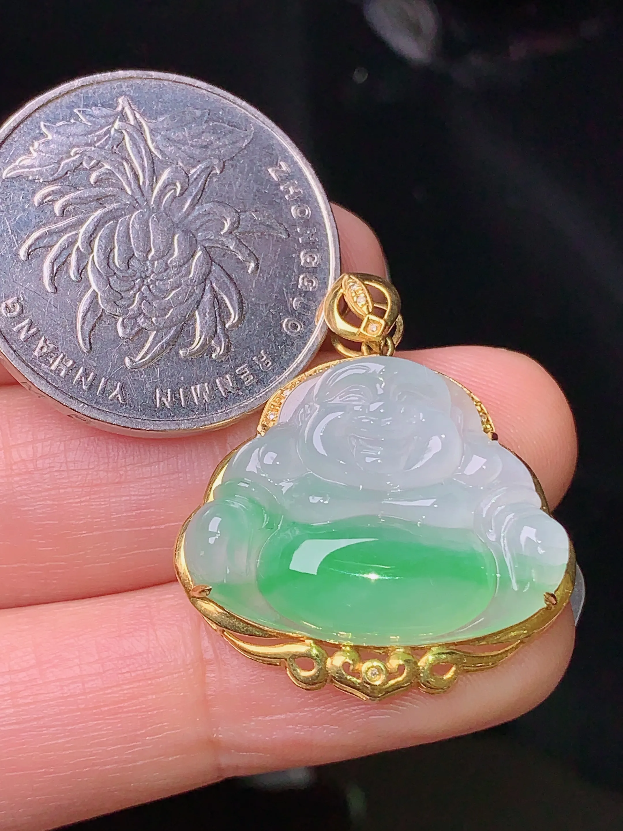 18k金钻镶嵌飘绿佛公吊坠 玉质细腻 色泽清新艳丽 整体尺寸28.2*25*7.5