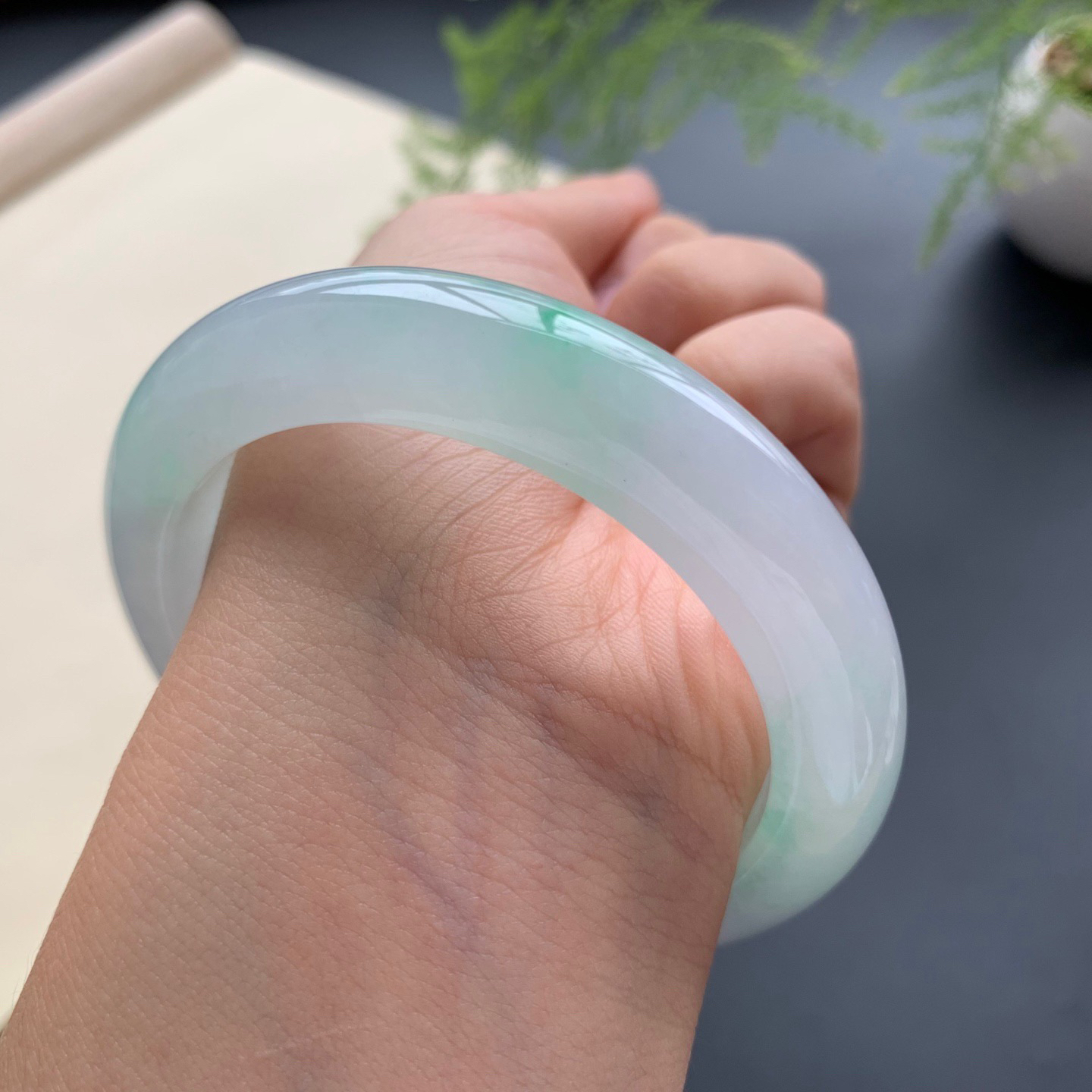 54.2.圈口飘绿正圈手镯 尺寸：54.2-11.5-9.2，无纹裂，水润细腻，版型厚装