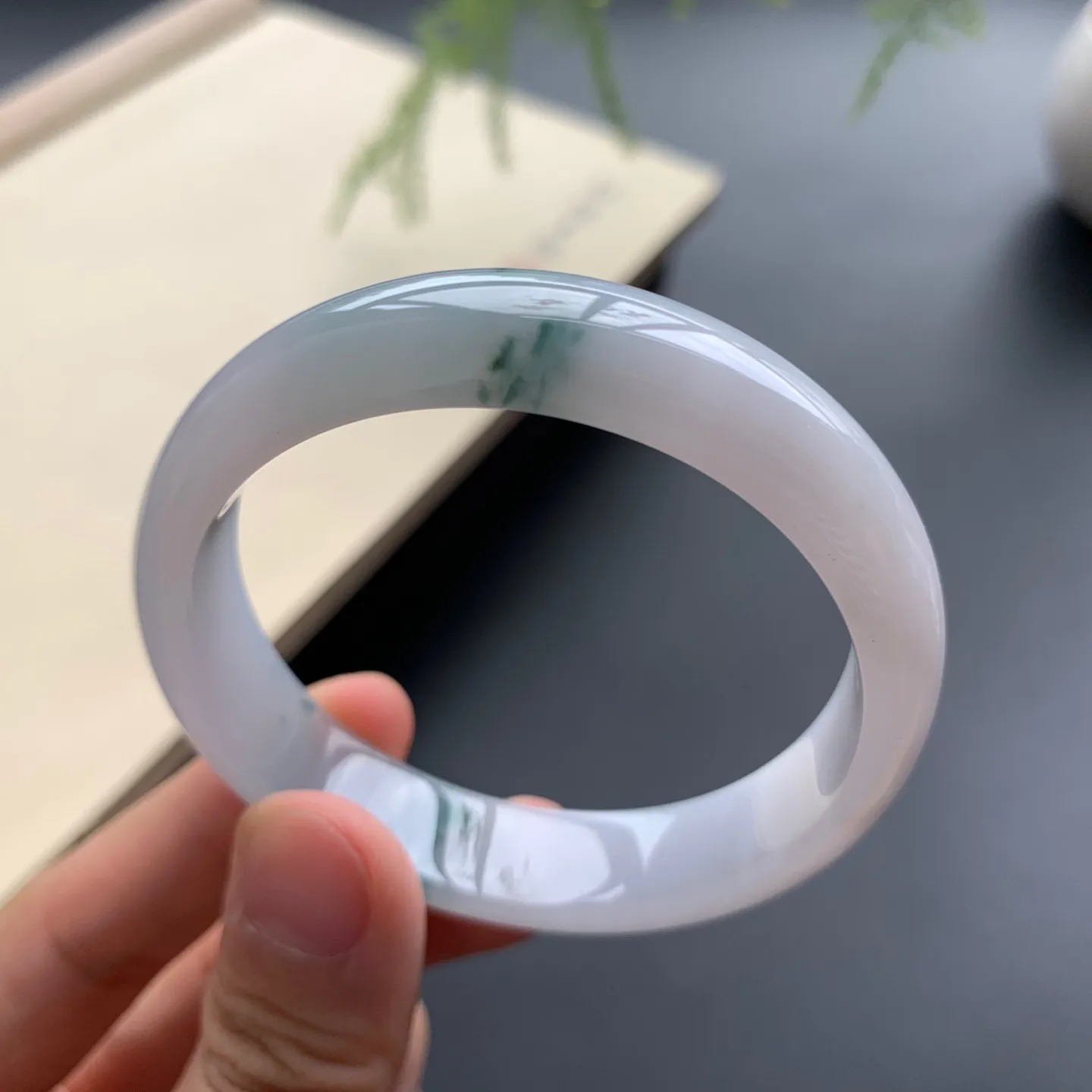 49.8圈口飘花正圈手镯 尺寸：49.8-11.5-6，无纹裂，细腻光滑，花色飘逸