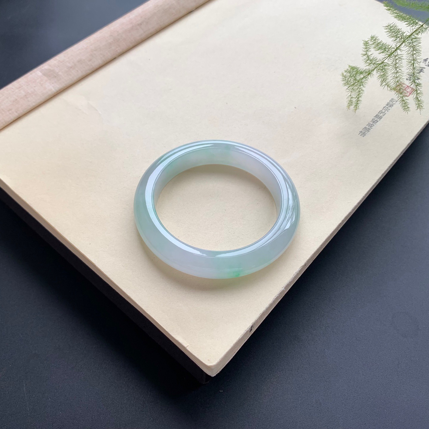 54.2.圈口飘绿正圈手镯 尺寸：54.2-11.5-9.2，无纹裂，水润细腻，版型厚装