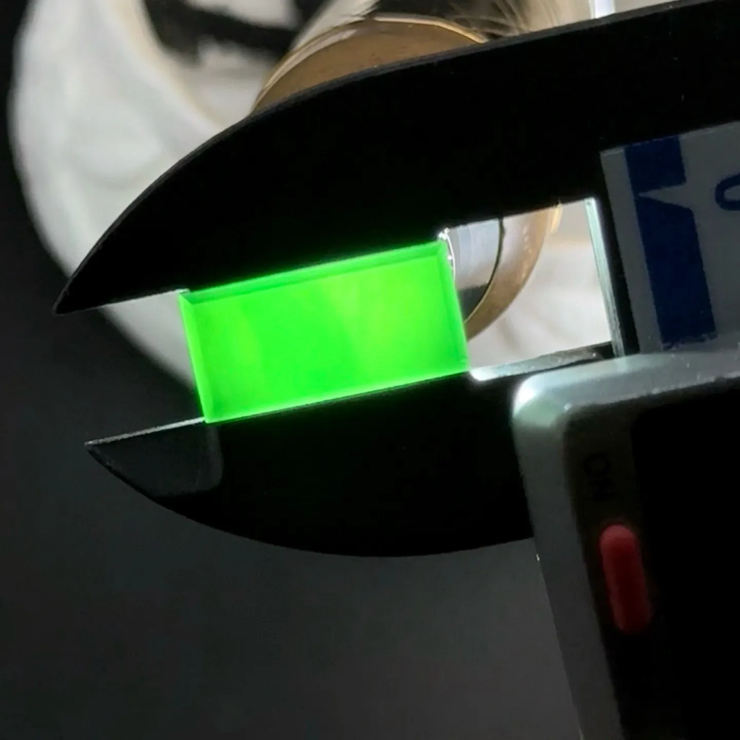 精品墨翠长方戒面一枚 种好色正 黑度极好 打灯通透油性十足 尺寸15.1