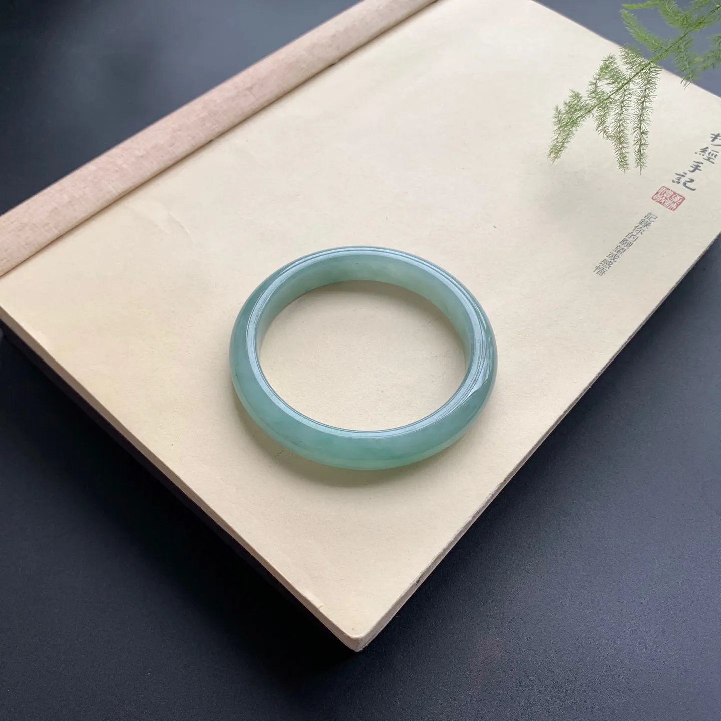 60.5圈口油绿正圈手镯 尺寸：60.5-11.3-9，无纹裂，细腻光滑，色泽均匀