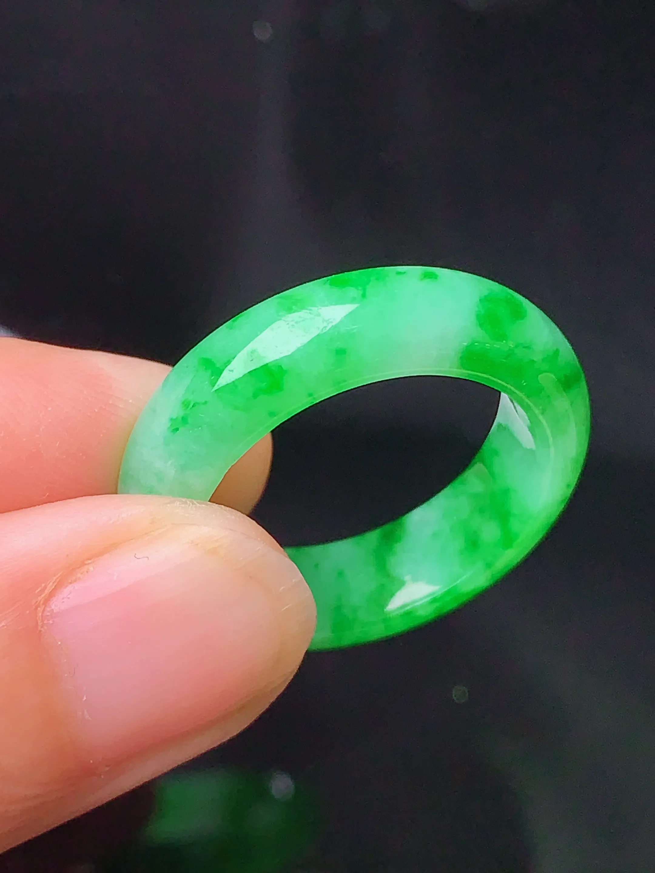 翠绿指环 玉质细腻 色泽清新艳丽 整体尺寸25.5*6.2*3.7 圈口17