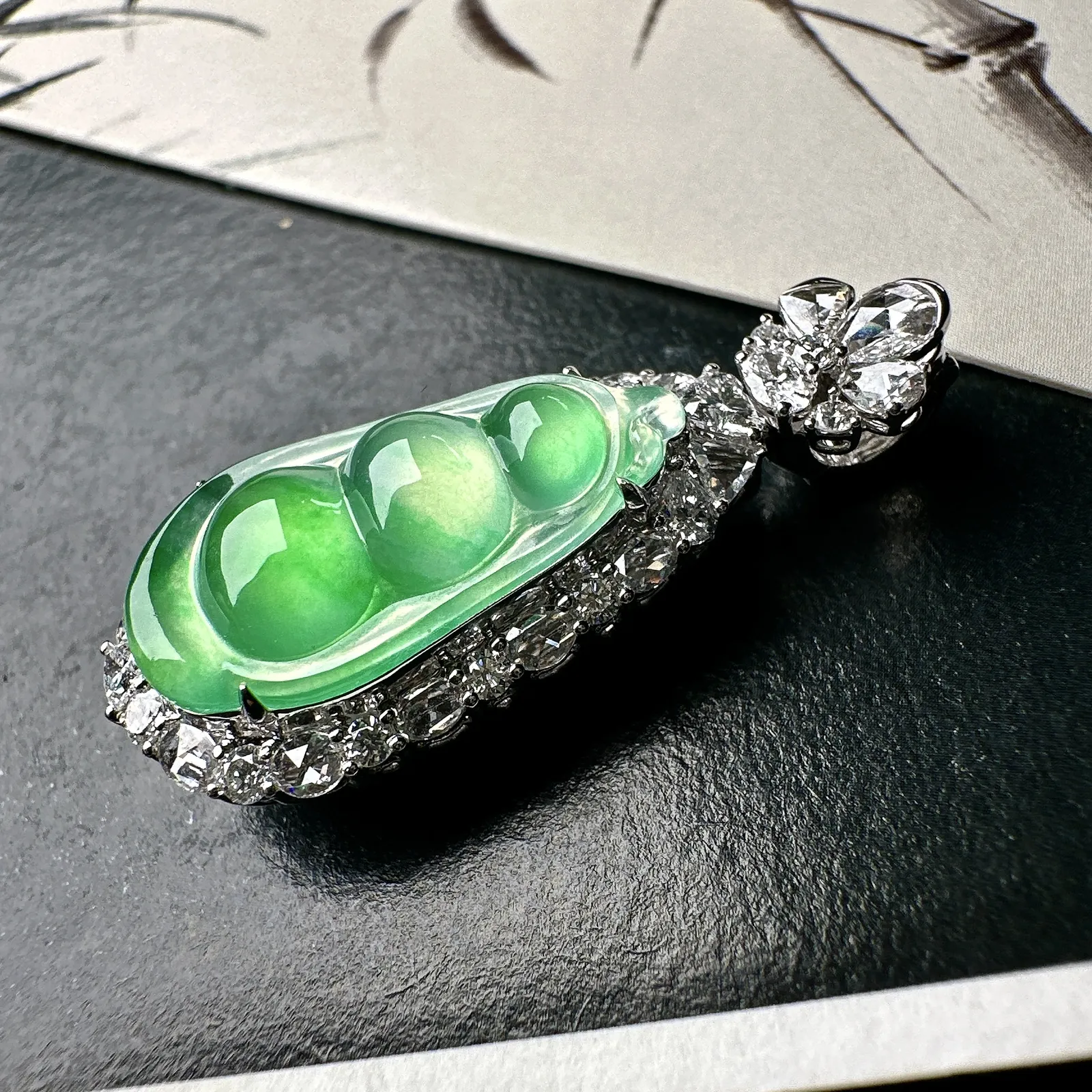 【冰种绿福豆吊坠】种地上乘，冰感十足，通透起光，饱满圆润，18k金钻镶嵌，裸石尺寸21.9*11.7*4.8毫米。