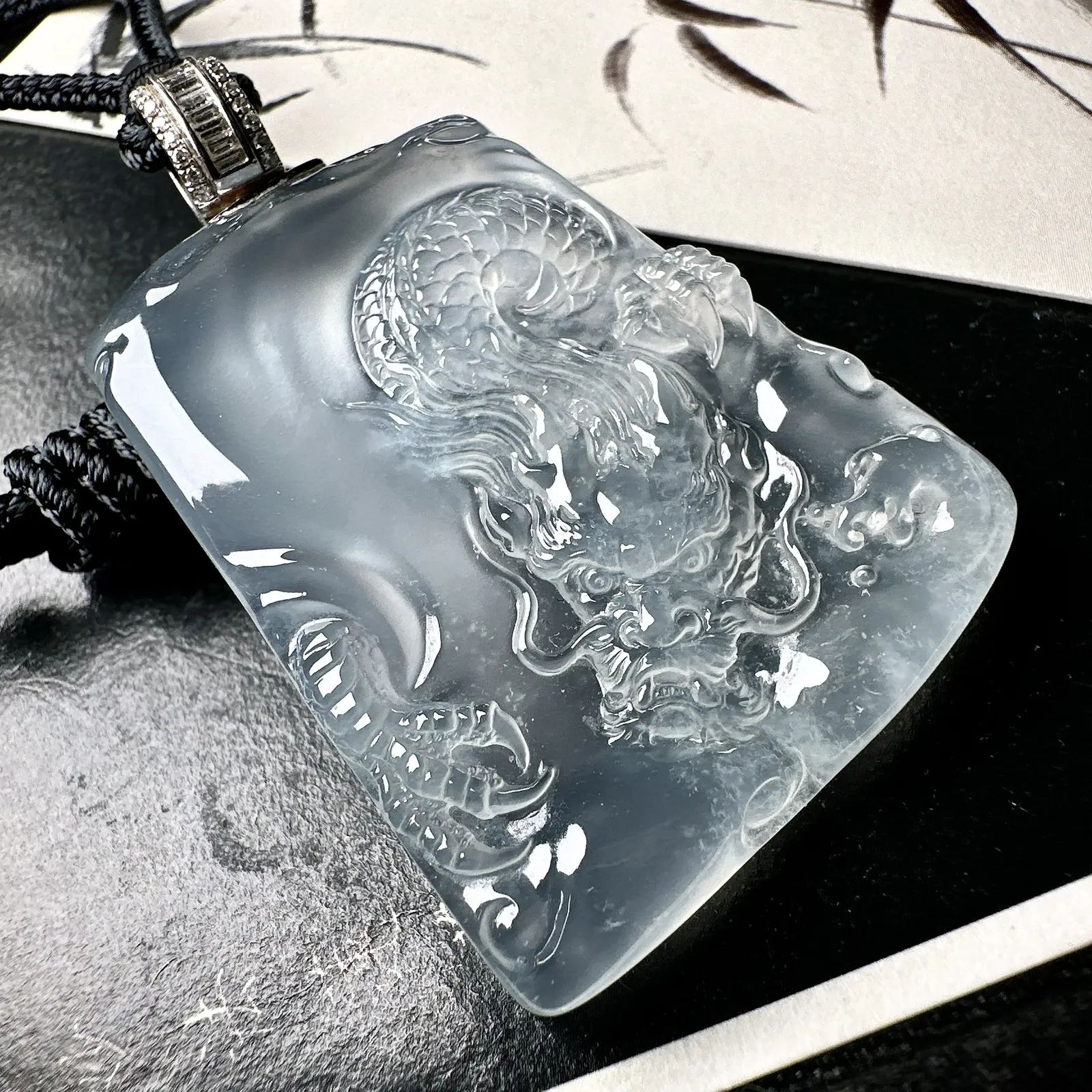 【冰种龙牌】冰润细腻，冰感好，质地很不错。雕工精细，佩戴效果好，18k金钻镶嵌，裸石尺寸44*35.4*6.8毫米