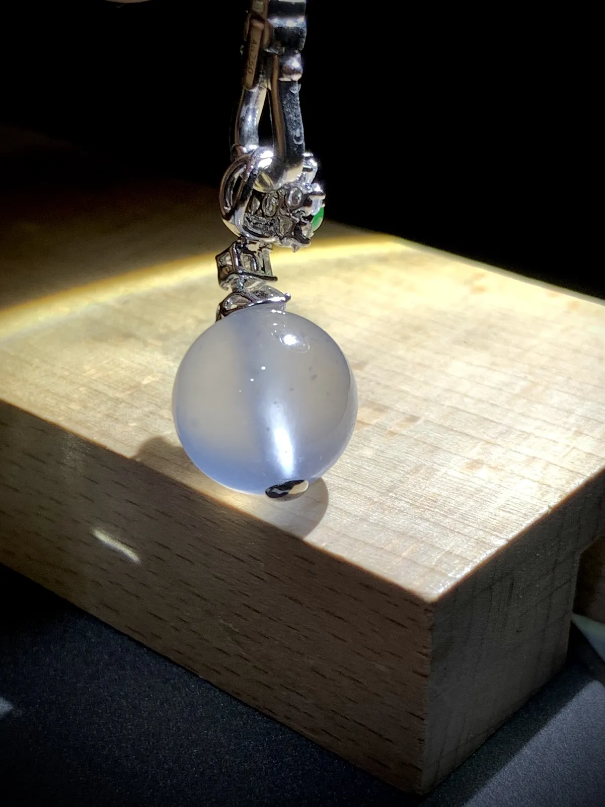 高品质珠子吊坠，28.2-13.3-13.3mm，
18K金，南非钻，翡翠绿蛋面，不配图链